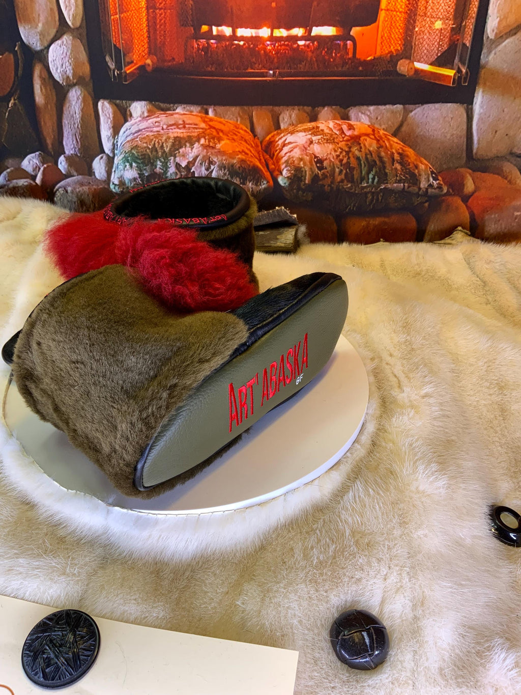 Mocassins d’intérieur Sylvianne 6 femme, peau de vache noire recyclée et mouton rouge, faits à la main au Québec ❤️✨