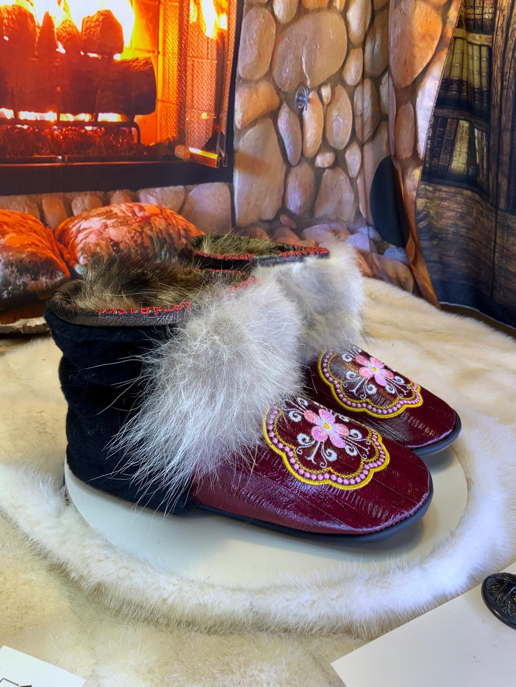Mocassins d’intérieur Françoise 7 femme, cuir d’anguille recyclé brodé mandala, renard recyclé, fait à la main au Québec ✨💚🌸