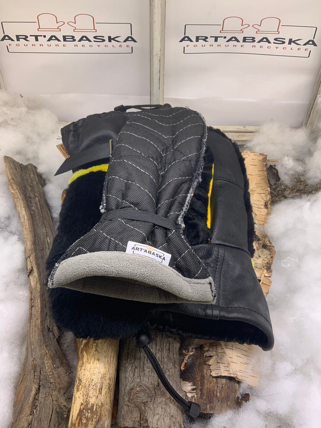 Mitaines Léonie Small – Édition limitée, fourrures recyclées vison, agneau et renard jaune, cuir noir et jaune, fait à la main Québec