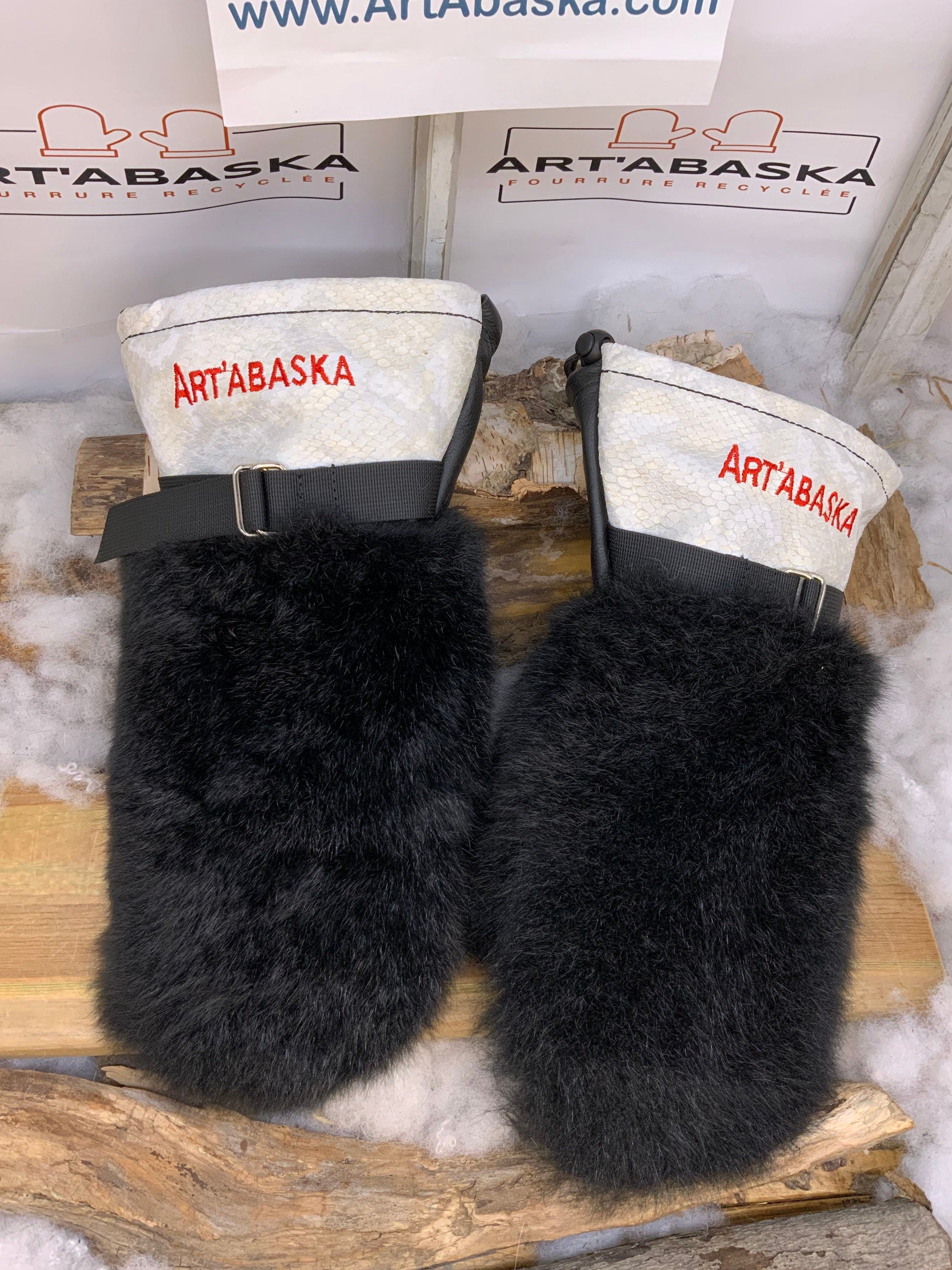 Mitaines Anna Large opossum noir cuir crème embossé serpent bourgogne recyclé broderie rouge ArtAbaska fait main Québec unique artisanale