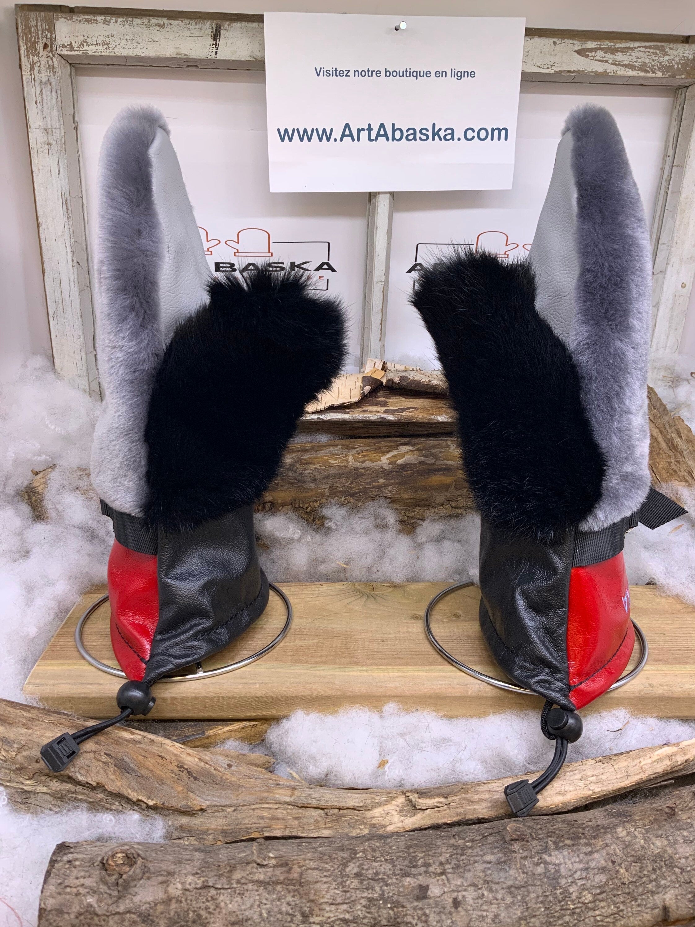 Mitaines Les Huguette – Médium, mouton gris bleu recyclé, lapin noir, cuir rouge lustré, broderie ArtAbaska, fait à la main Québec