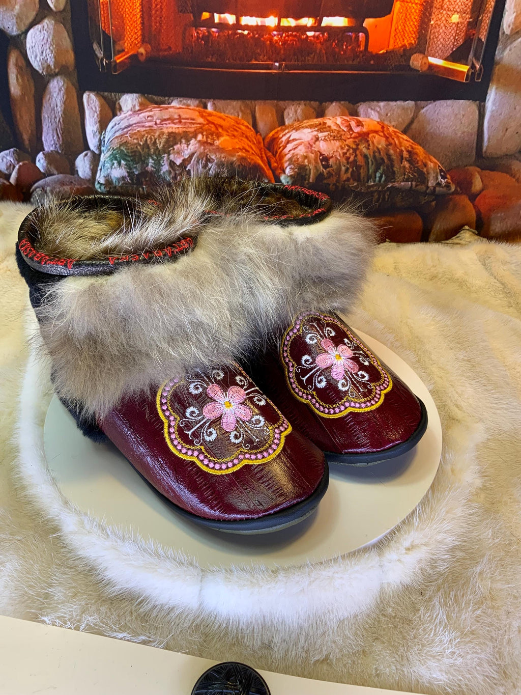 Mocassins d’intérieur Adèle – 7 femme – cuir d’anguille brodé mandala rose-blanc-or, fourrure recyclée & semelle verte kaki, faits à la main au Québec ✨🌸💚