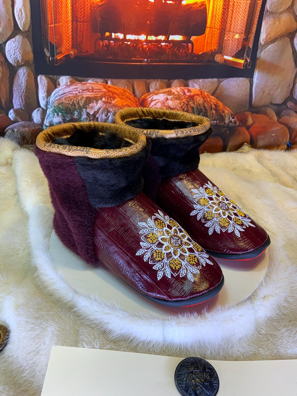 Mocassins d’intérieur Blanche – 8 femme – cuir d’anguille bourgogne brodé mandala blanc-or, fourrure recyclée & semelle rouge, faits à la main au Québec ✨🤍