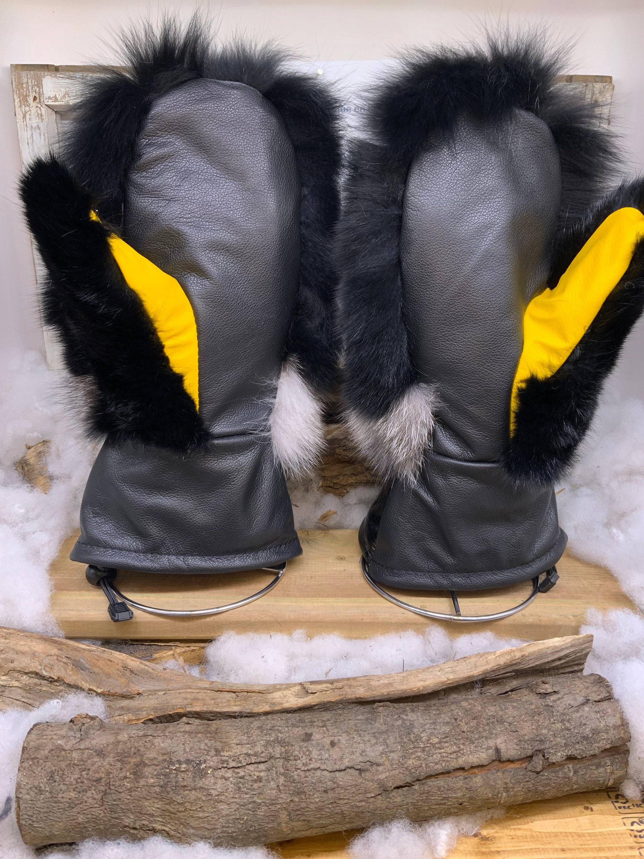 Mitaines Rachel XL – Patchwork renard noir & lapin noir, cuir noir embossé, détail jaune, fait à la main, pièce unique Québec