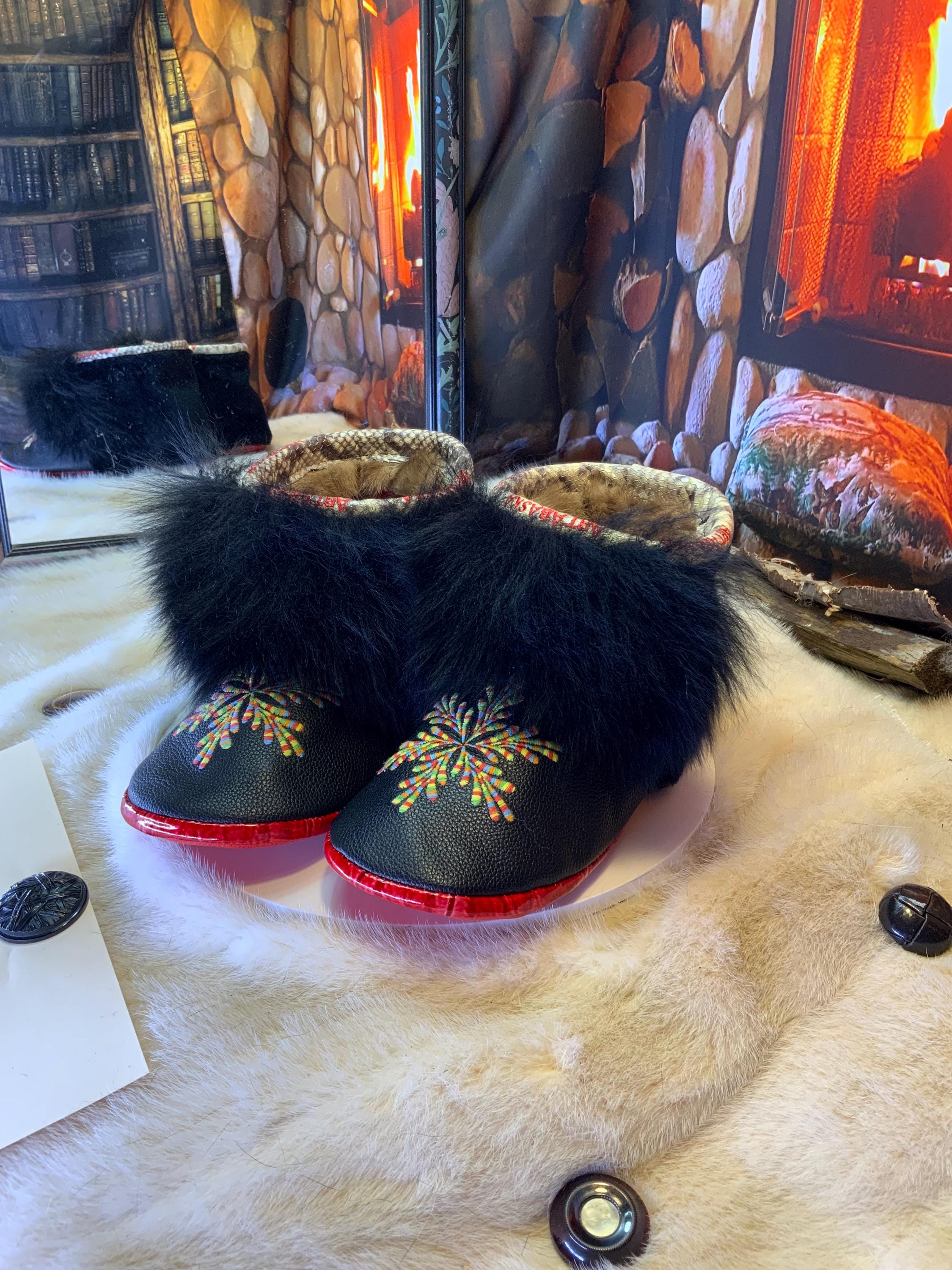 Mocassins d’intérieur Les Nicole – 10 femme – cuir italien brodé mandala multicolore & mouton noir recyclé, pièce unique Québec