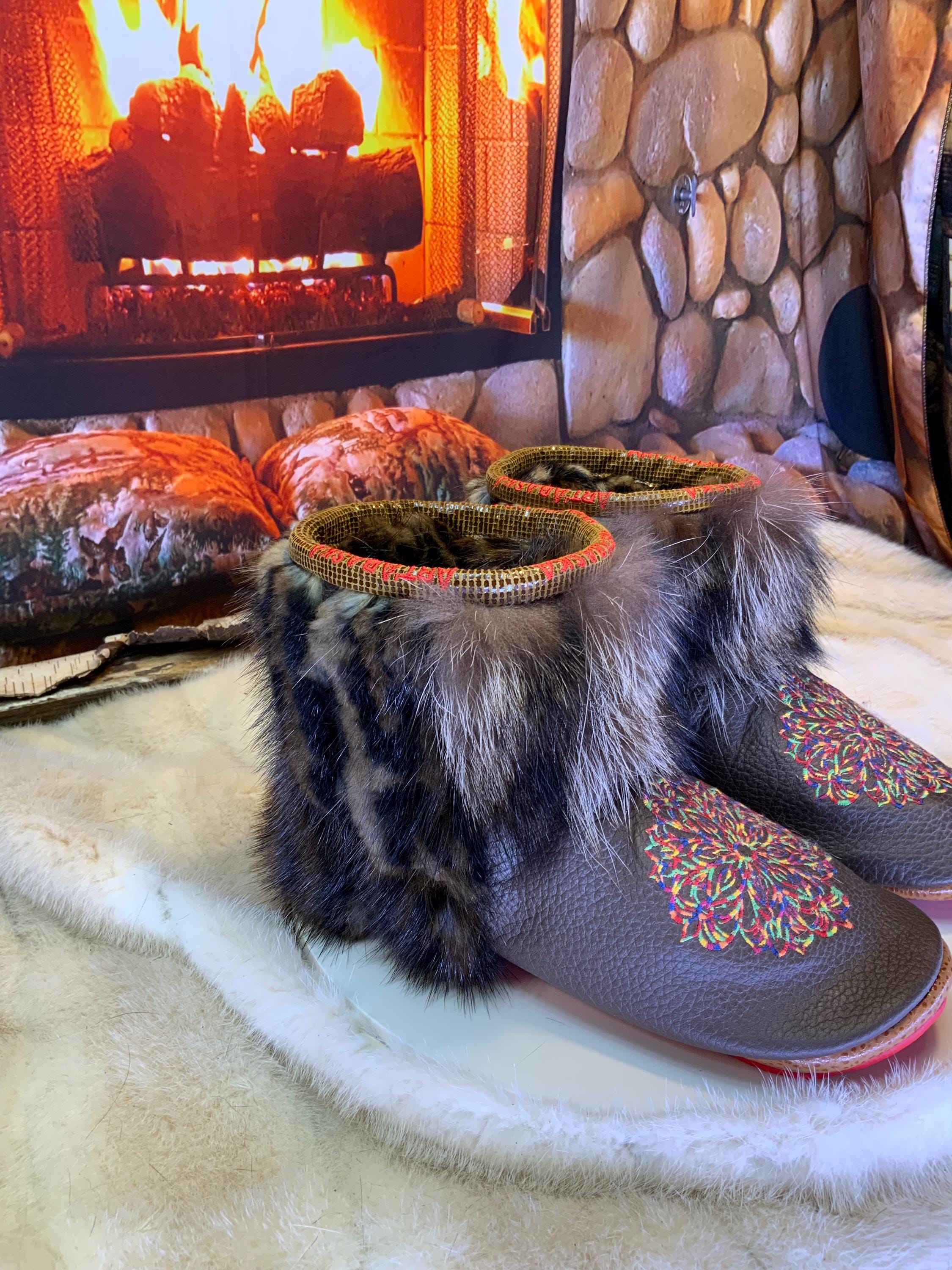 Mocassins d’intérieur Nicole – 8 femme – cuir italien brodé mandala multicolore, raton & vison recyclés, semelle rouge, faits à la main au Québec ✨🌸❤️