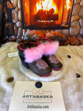 Mocassins d’intérieur Les Jacqueline – 9 femme – cuir brun & mandala brodé rose, mouton recyclé, confort 365 jours/an, Québec