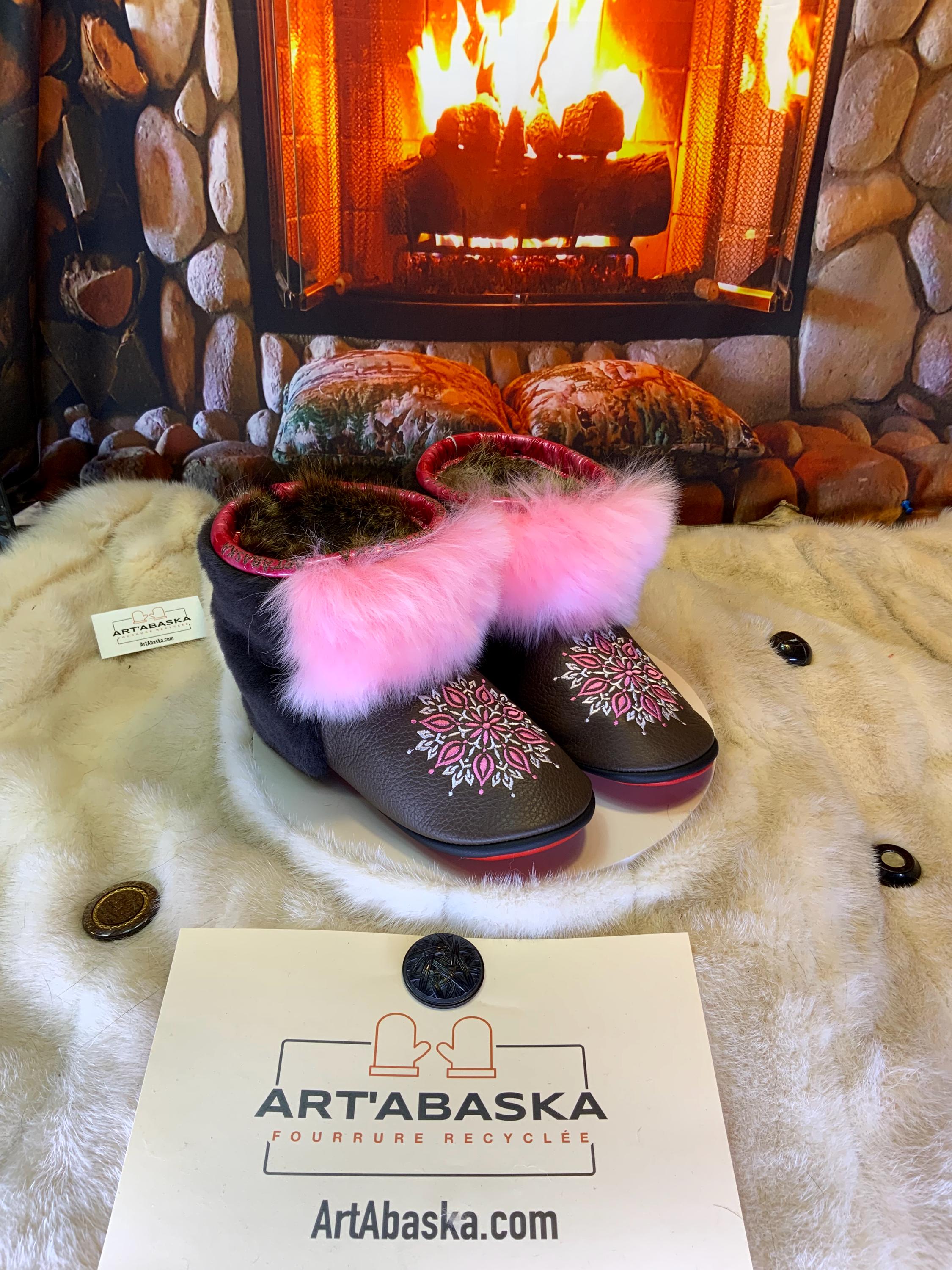Mocassins d’intérieur Les Jacqueline – 9 femme – cuir brun & mandala brodé rose, mouton recyclé, confort 365 jours/an, Québec