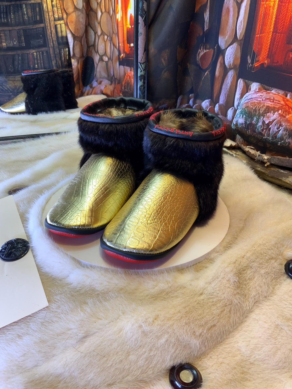 Mocassins d’intérieur Yvette 8 femme en cuir italien or imprimé crocodile et vison brun recyclé – faits à la main au Québec, respirants, confort de luxe, pièce unique ArtAbaska 💛✨