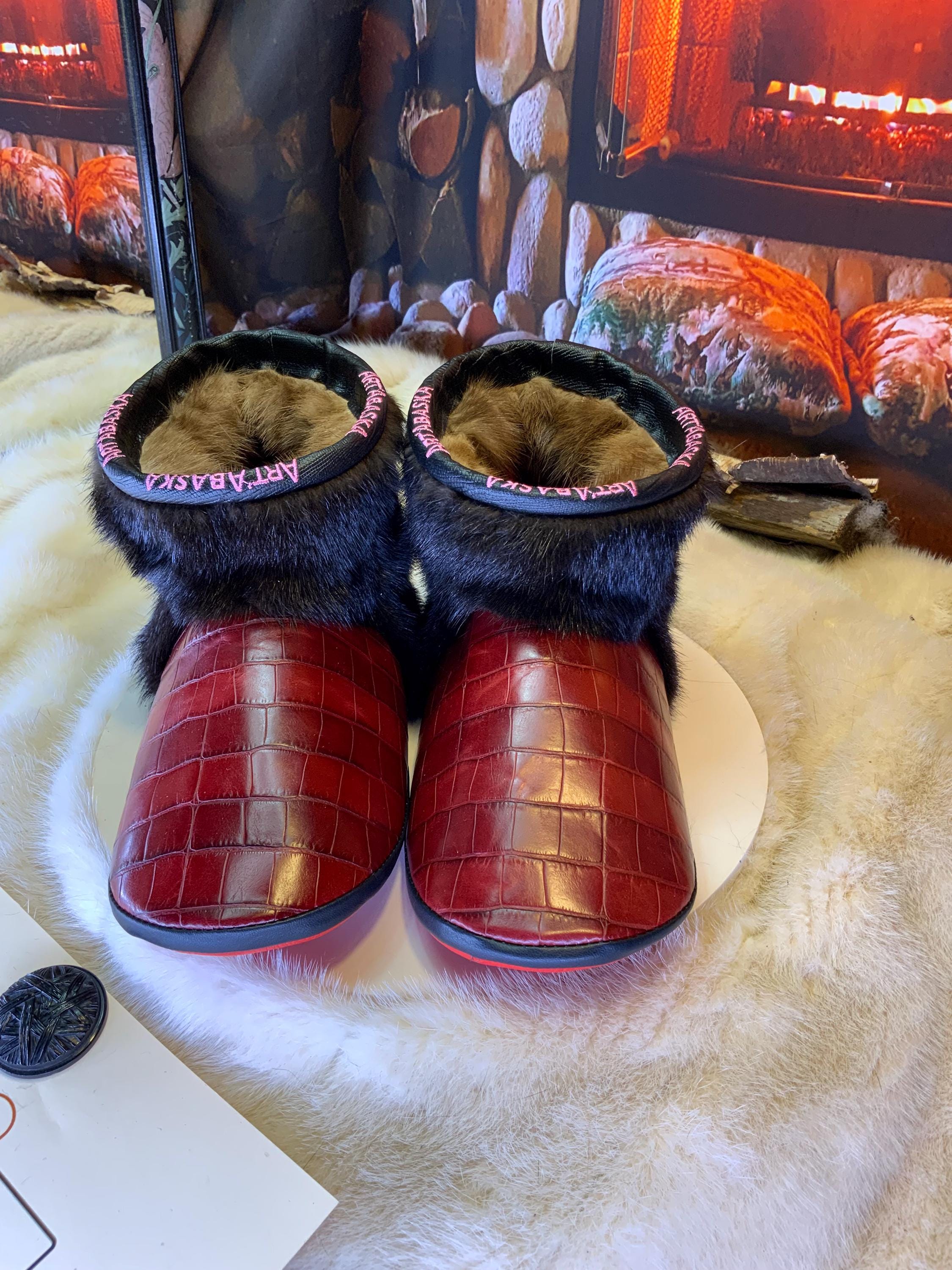 Mocassins d’intérieur Estelle 10 femme, cuir bourgogne style crocodile & vison recyclé, faits à la main au Québec ✨❤️