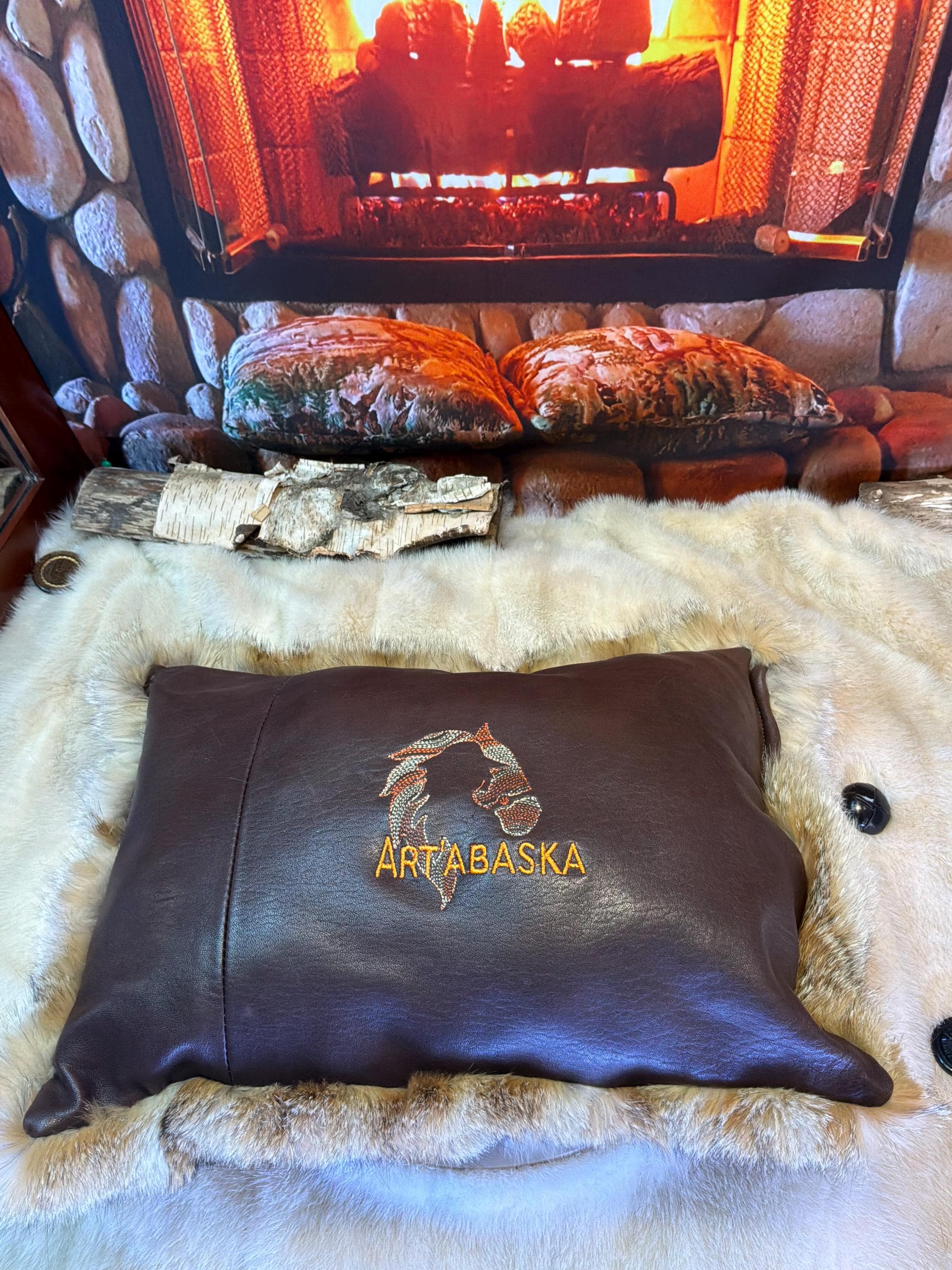 Coussin fourrure recyclée coyote fait à la main Québec coussin décoratif cuir brun chocolat brodé tête de cheval pièce unique ArtAbaska