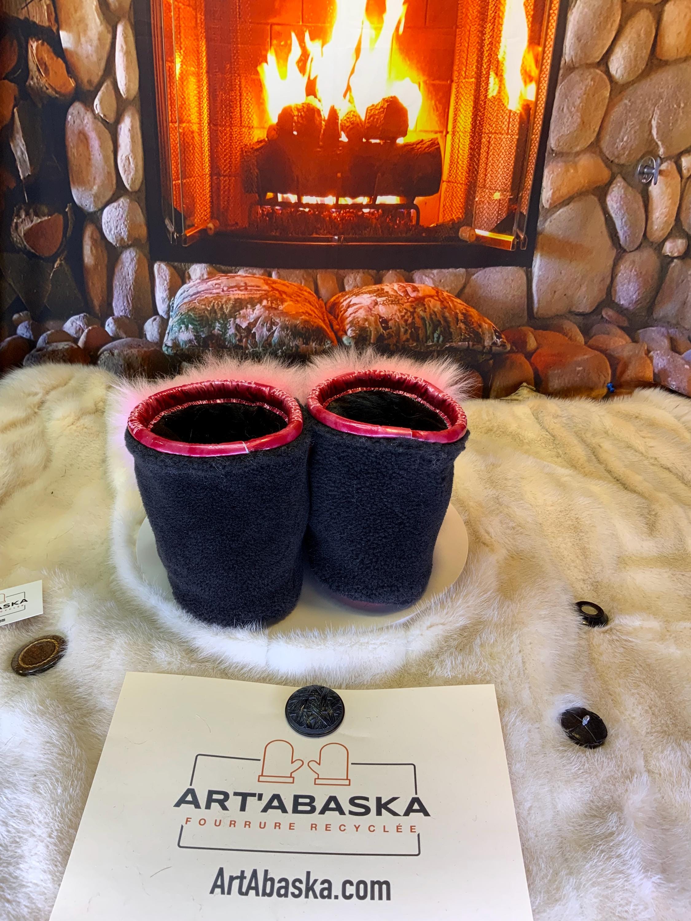 Mocassins d’intérieur Françoise – 8 femme – édition toute fourrure en mouton recyclé rose, brun café & charcoal, semelle rouge, faits à la main au Québec ✨💗❤️