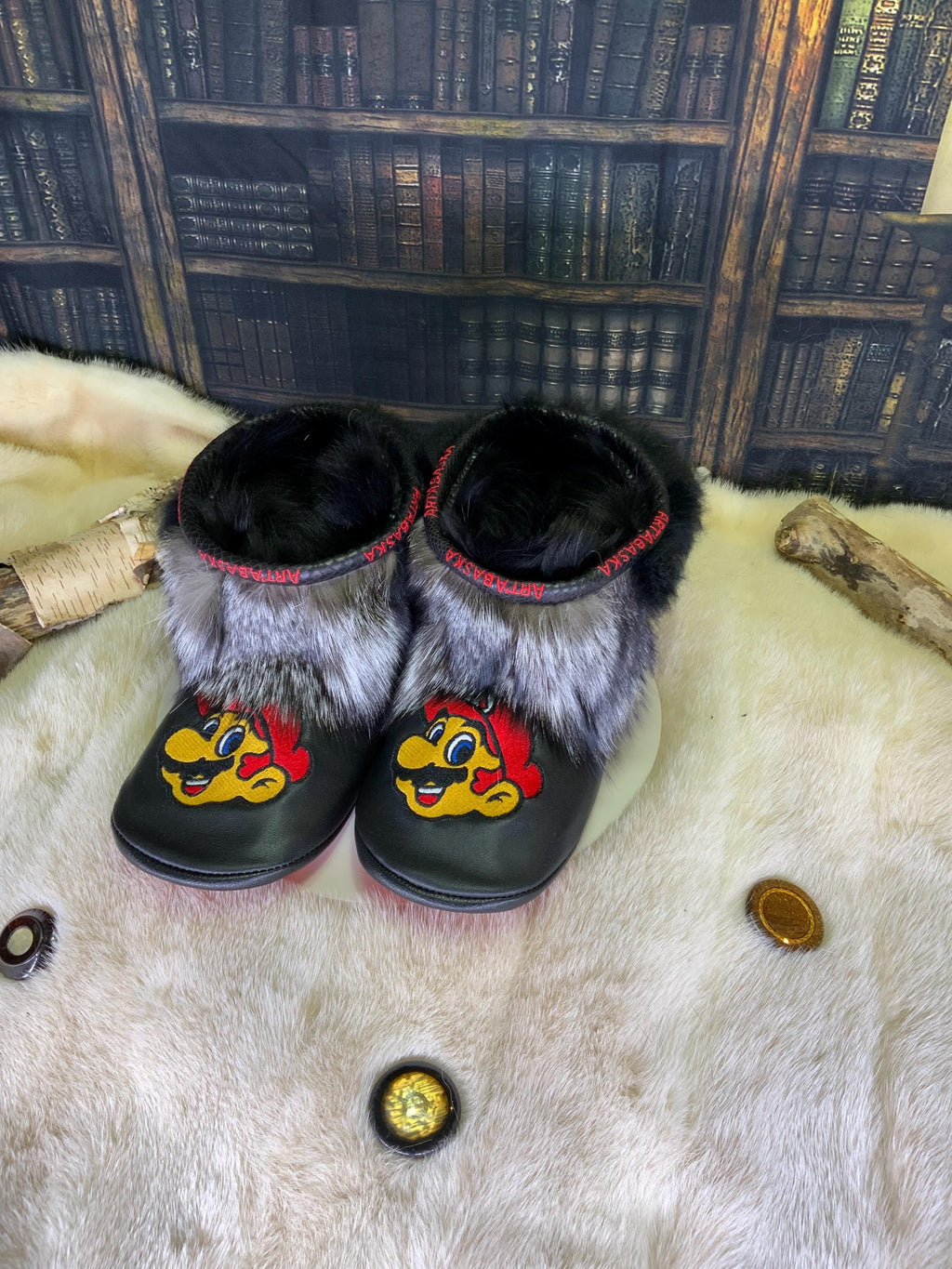 Mocassin d’intérieur homme Les Berthe – pointure 11 – édition Mario Bross – fourrure recyclée  patchwork renard – fait à la main au Québec