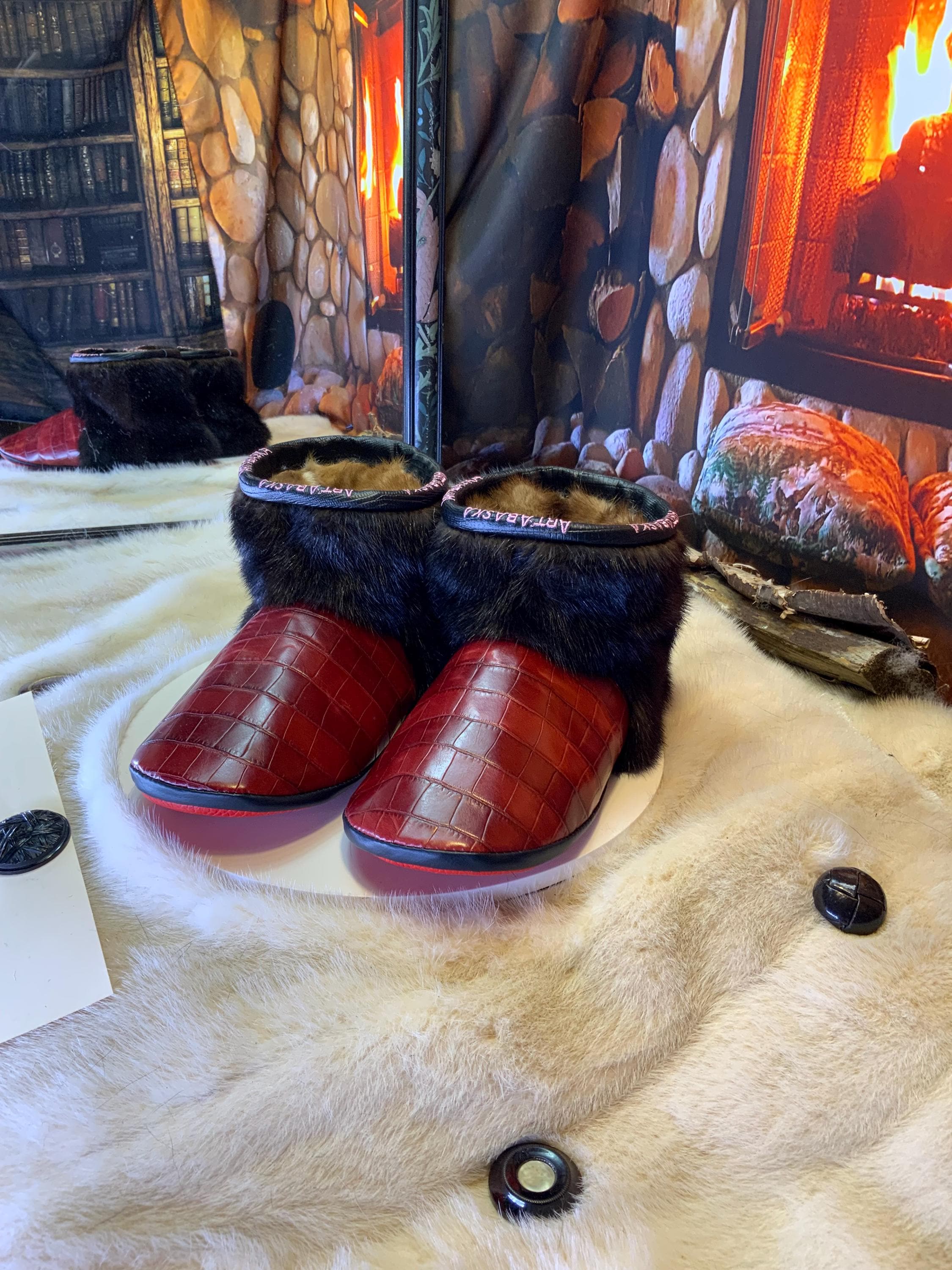 Mocassins d’intérieur Les Madeleine – 10 femme – cuir croco bourgogne & vison recyclé – fait à la main au Québec, pièce unique
