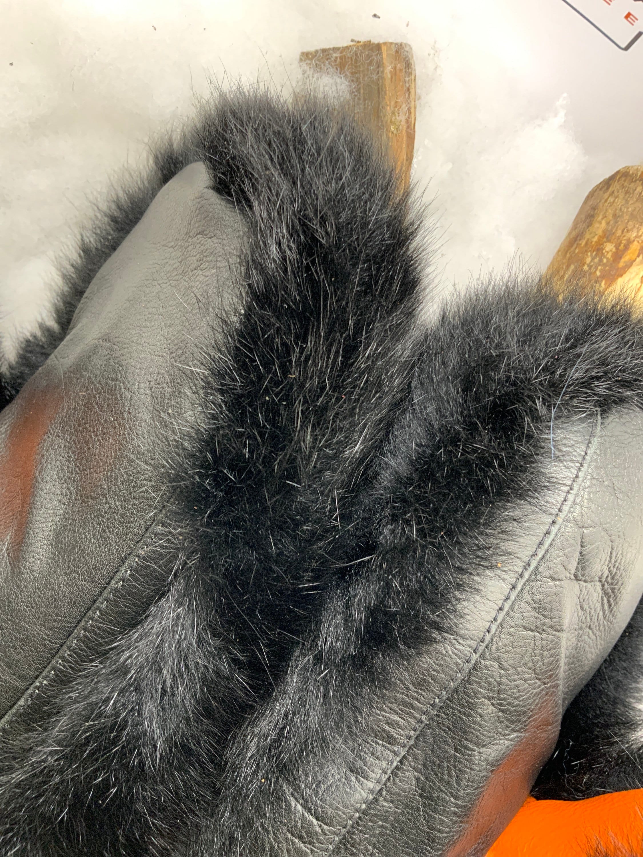 Mitaines Laure Large opossum noir cuir orange et noir couture contrastée ArtAbaska fait à la main Québec