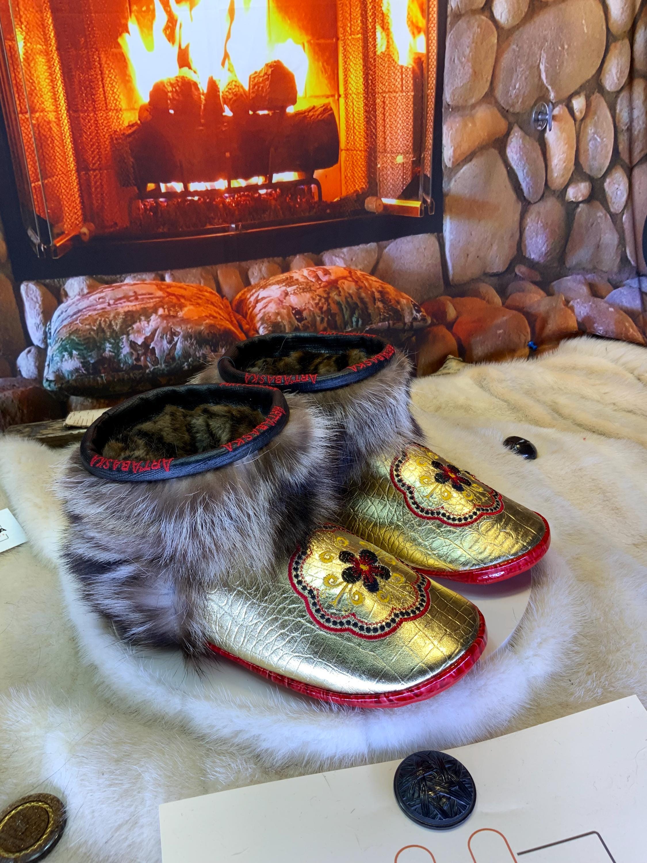Mocassins d’intérieur Mireille 10 femme cuir or crocodile mandala brodé fils d’or raton recyclé semelle rouge fait main Québec