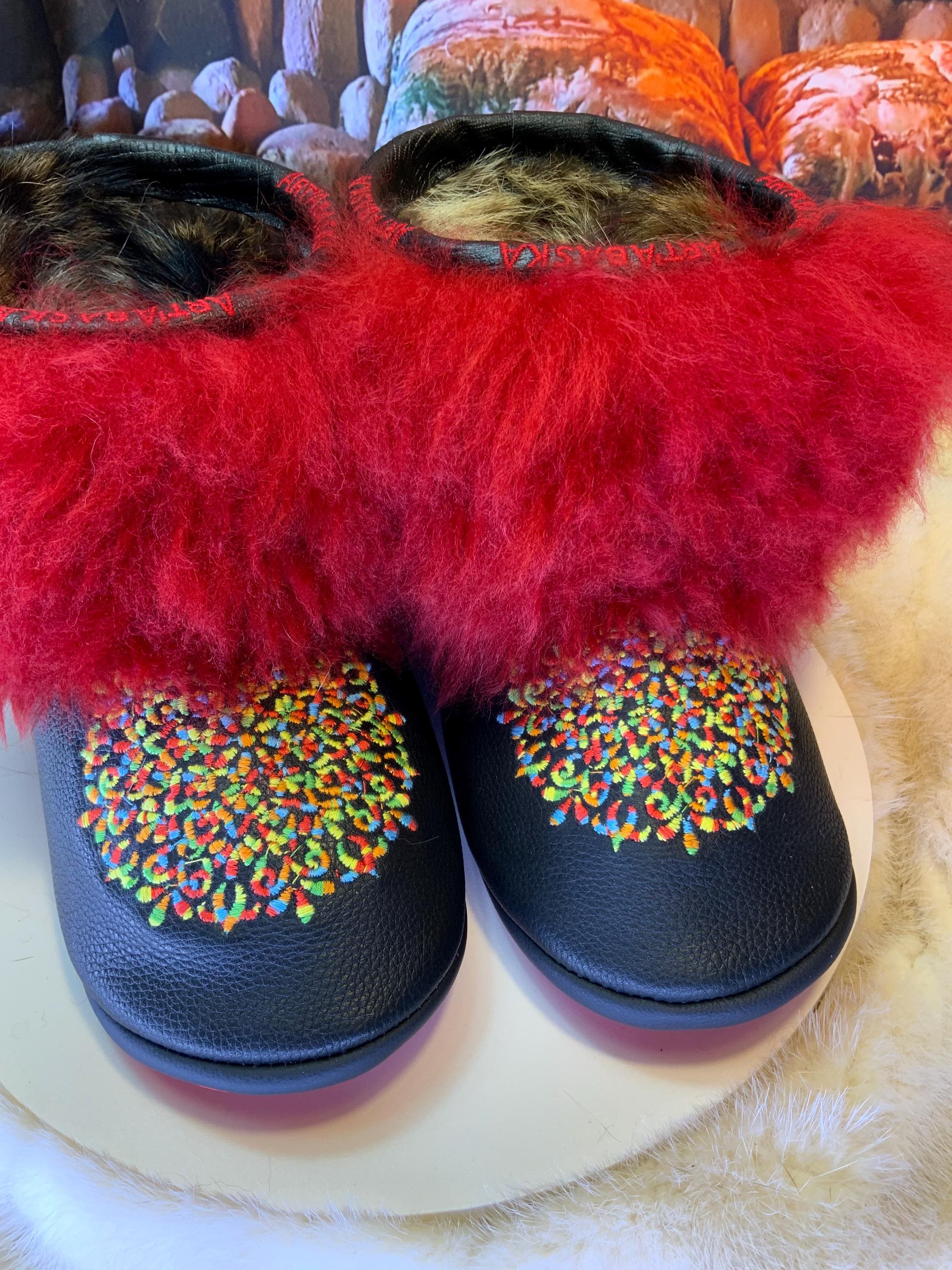 Mocassins d’intérieur Pauline 9 femme, cuir brodé mandala multicolore, fourrure recyclée, faits à la main au Québec ✨🌈❤️