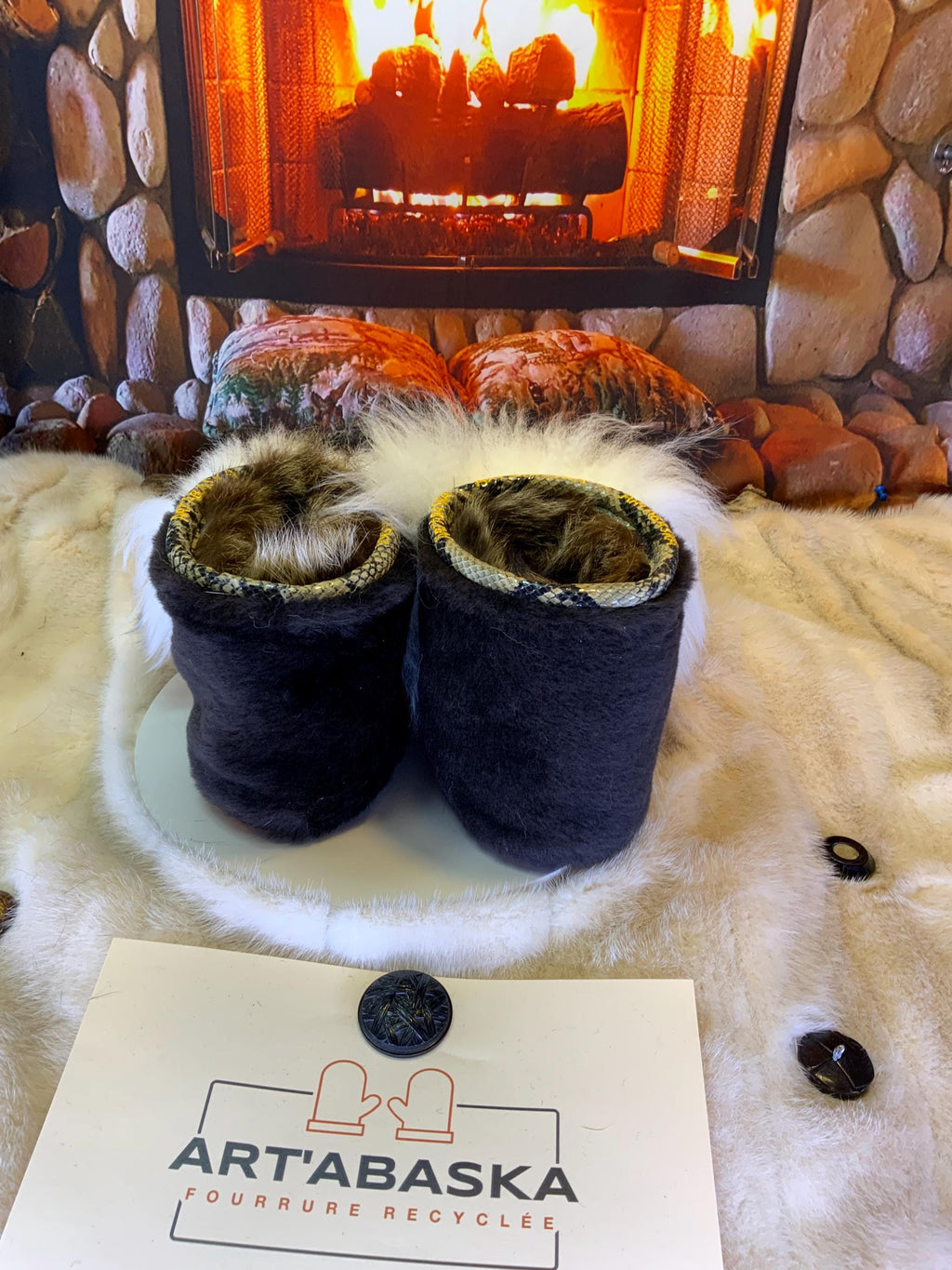 Mocassins d’intérieur Dorothée – 9 femme – cuir crocodile bourgogne brodé mandala fil de métal or, fourrure recyclée & semelle rouge, faits à la main au Québec ✨💛❤️