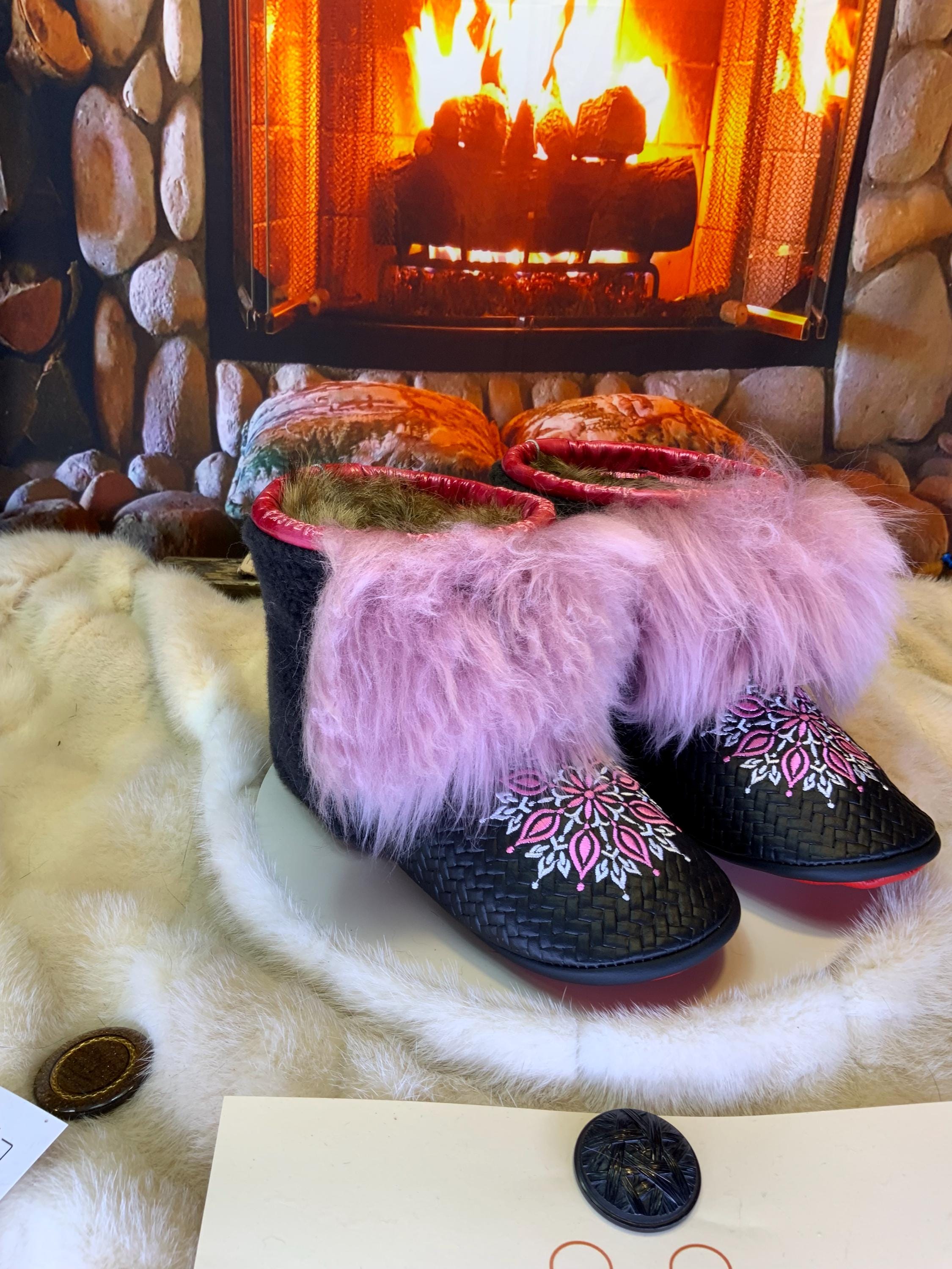 Mocassins d’intérieur Marcelle 9 femme, cuir italien chevron brodé mandala rose et blanc, faits à la main au Québec ✨🌸💕