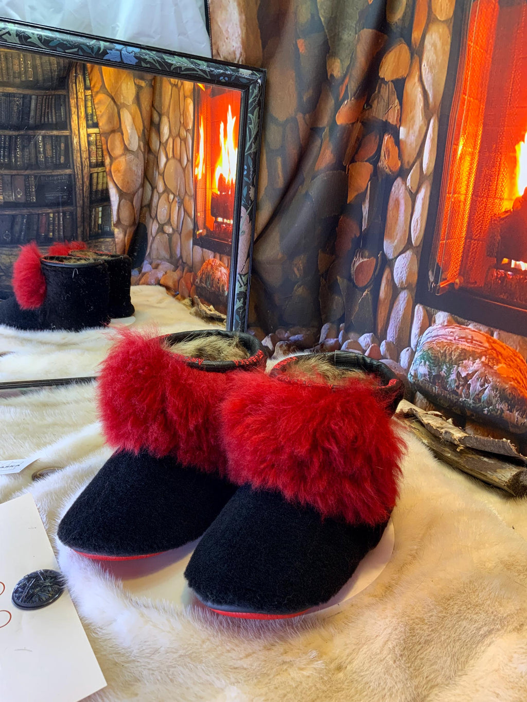 Mocassins d’intérieur Sylvie 9 femme, mouton recyclé noir et rouge vif, semelle rouge, faits à la main au Québec ❤️✨