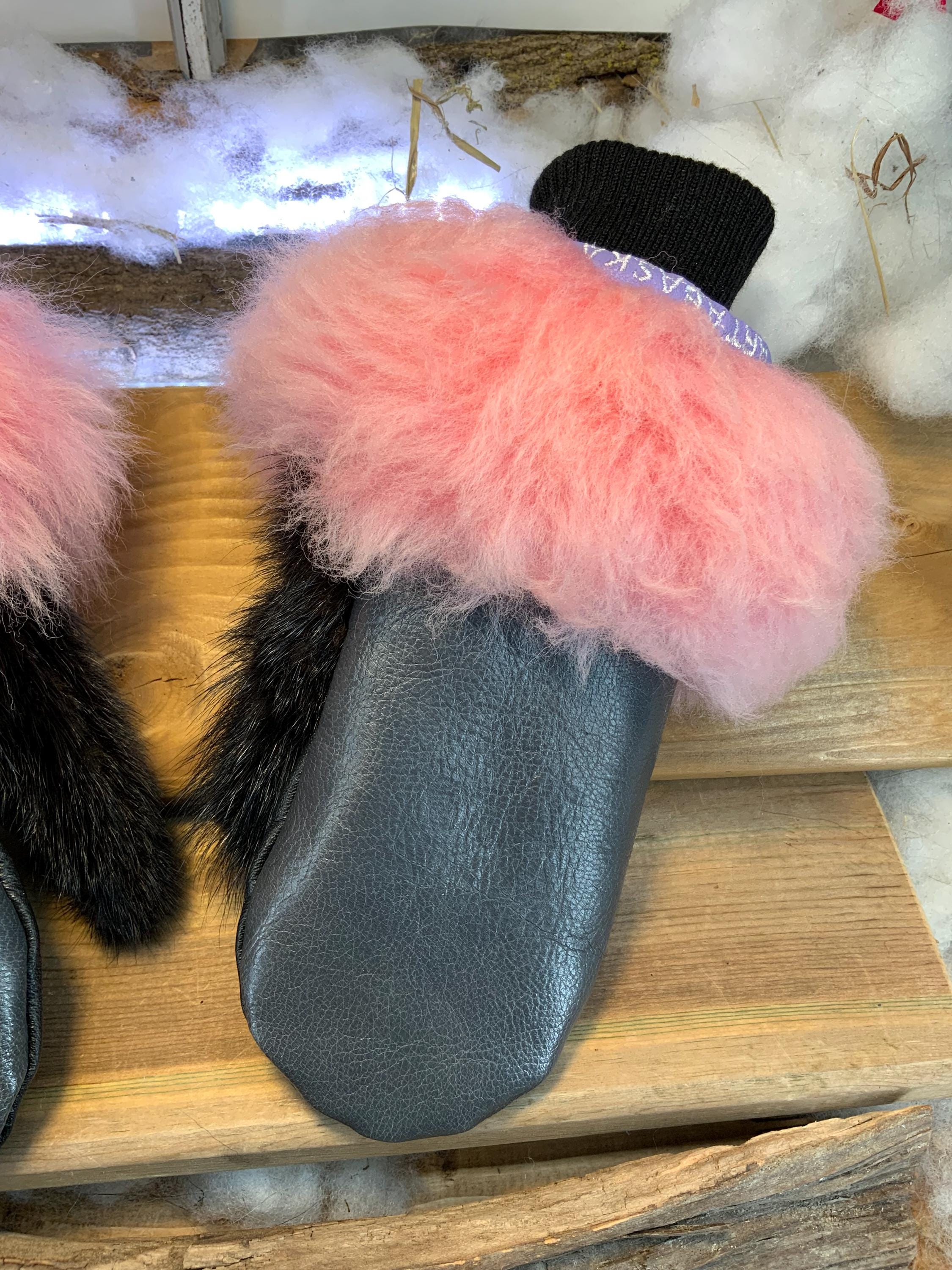 Mitaines de ville Viviane, Medium en cuir italien recyclé et fourrure recyclée rose, vison cousu en stris, pièce unique faite main au Québec
