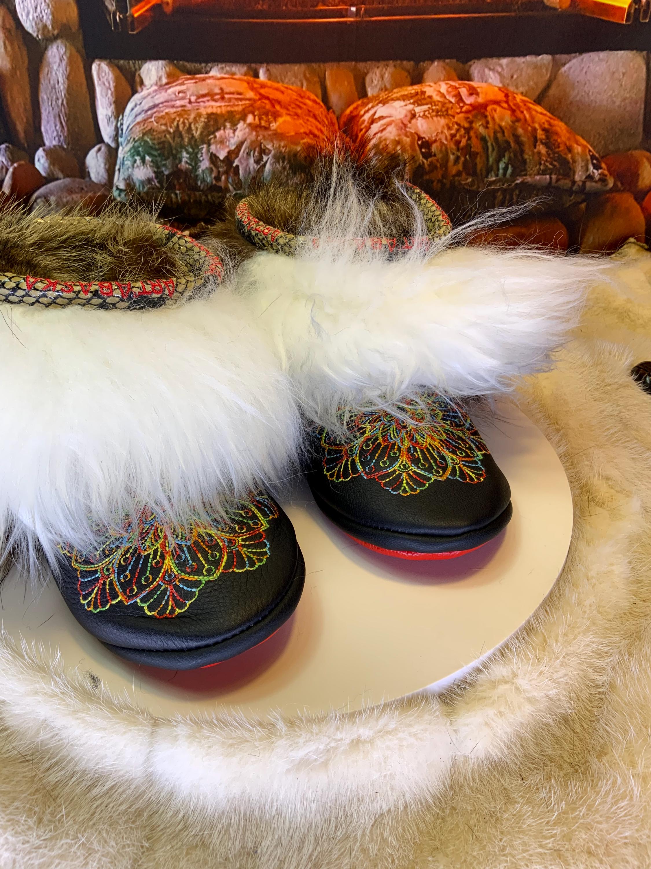 Mocassins d’intérieur Martine – 5 femme – cuir italien recyclé brodé mandala multicolore, semelle rouge ArtAbaska rose et mauve ✨🎨❤️