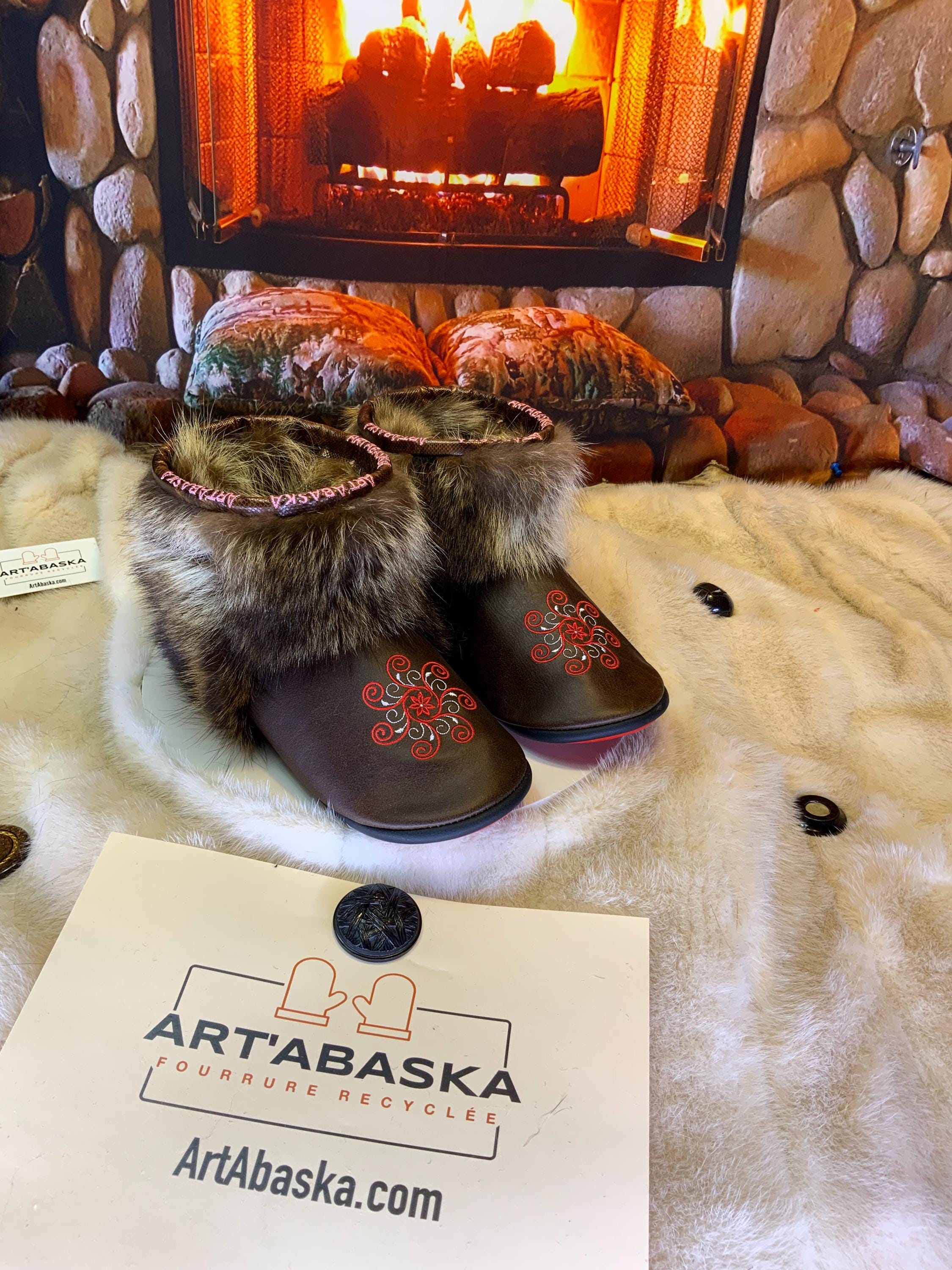 Mocassins d’intérieur Véronique – 9 Femme – cuir italien brun café brodé mandala rouge & blanc – fait à la main au Québec – pièce unique