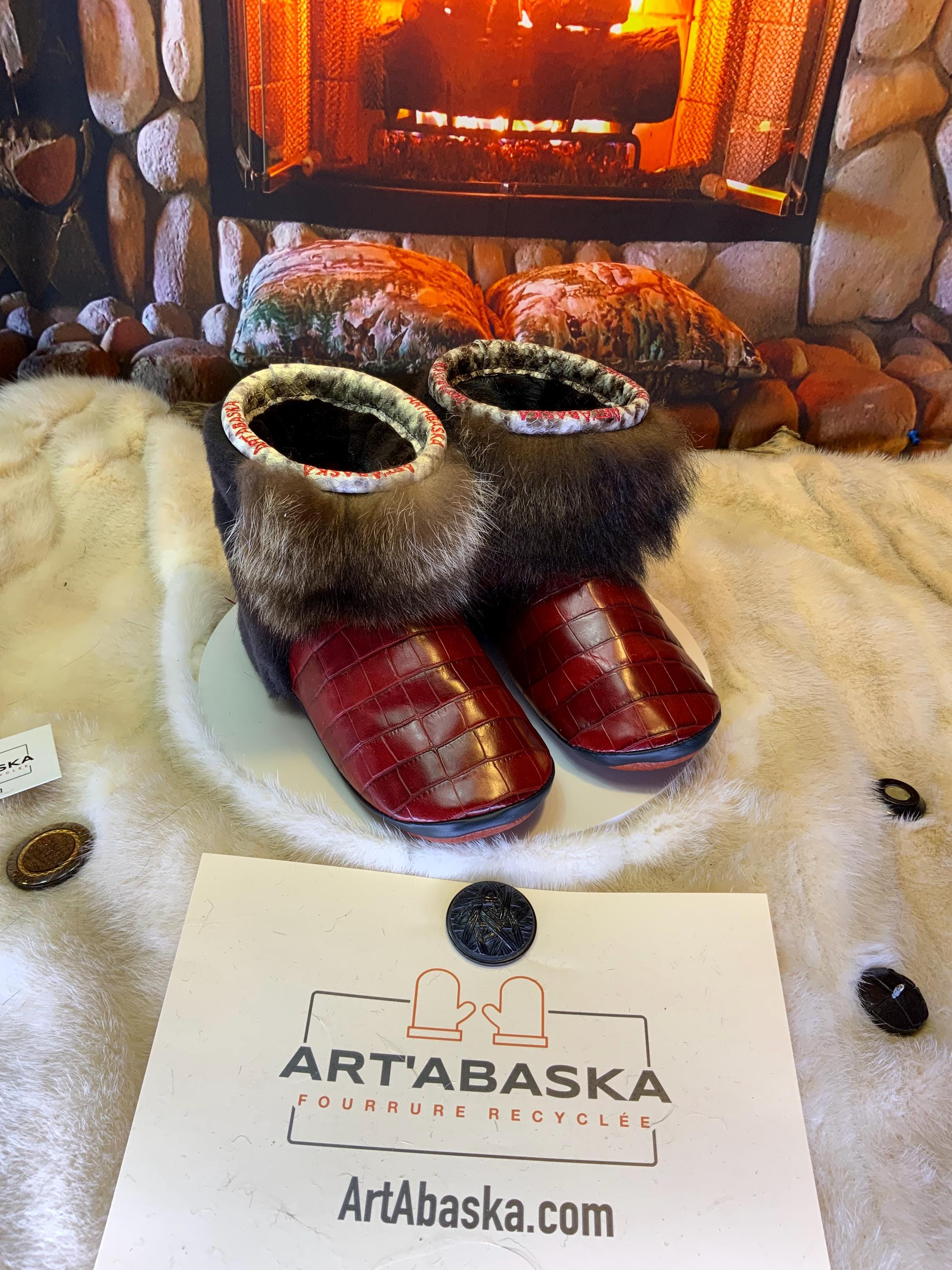 Mocassins d’intérieur Colette – 8 femme – cuir bourgogne imprimé crocodile, fourrure recyclée & semelle brune, pièce unique faite à la main au Québec ✨