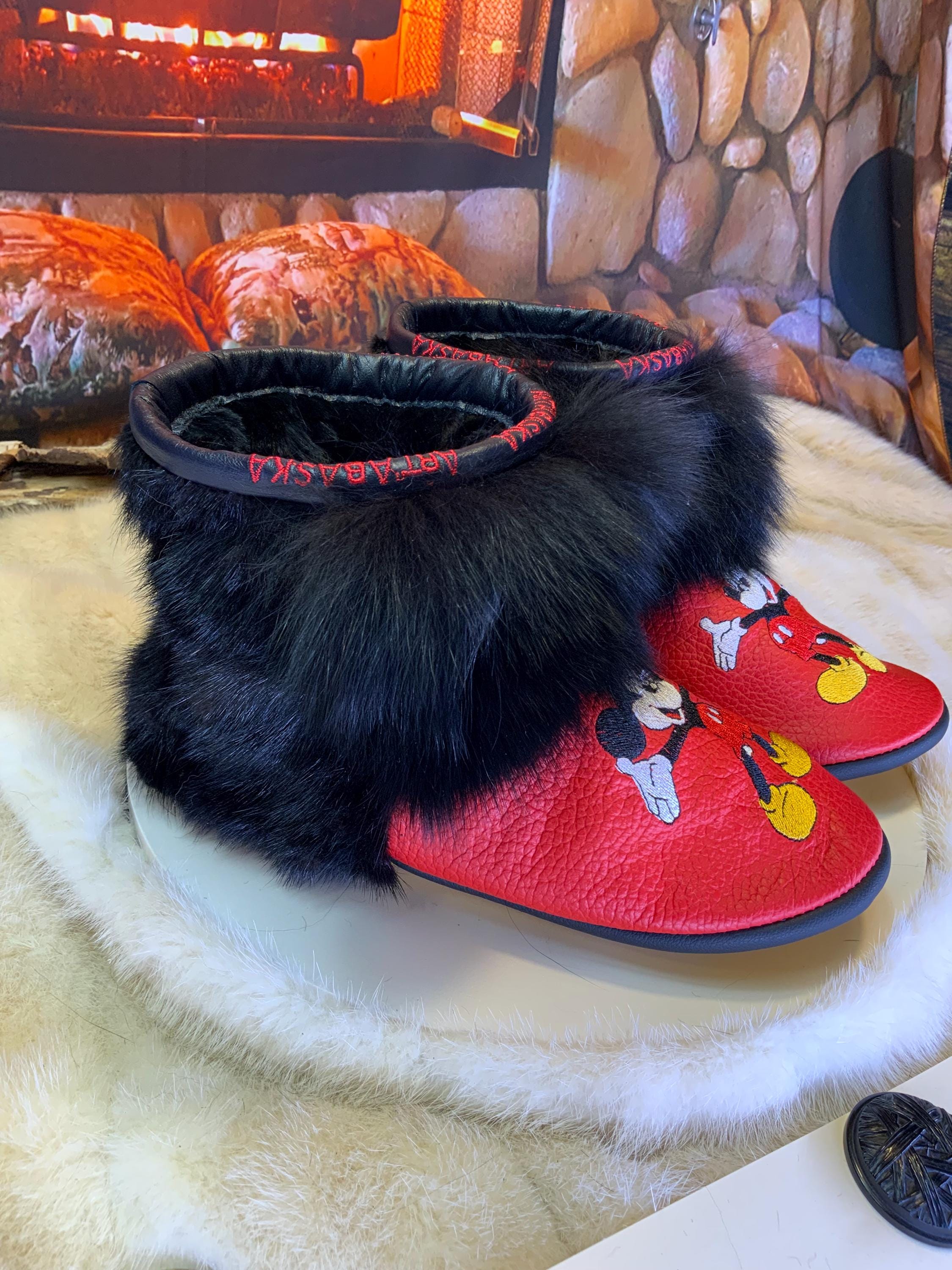 Mocassins d’intérieur Lorraine 7 femme, cuir rouge brodé Mickey Mouse, fourrure recyclée, faits à la main au Québec 🐭✨