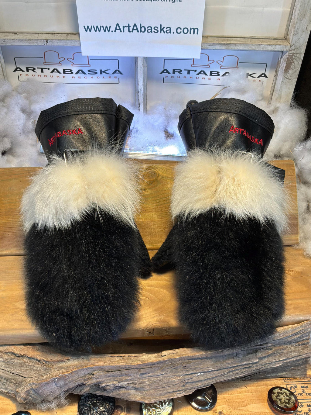 Mitaines Carole Medium cuir italien noir & opossum recyclé avec bande de renard blanc norvégien fait à la main Québec