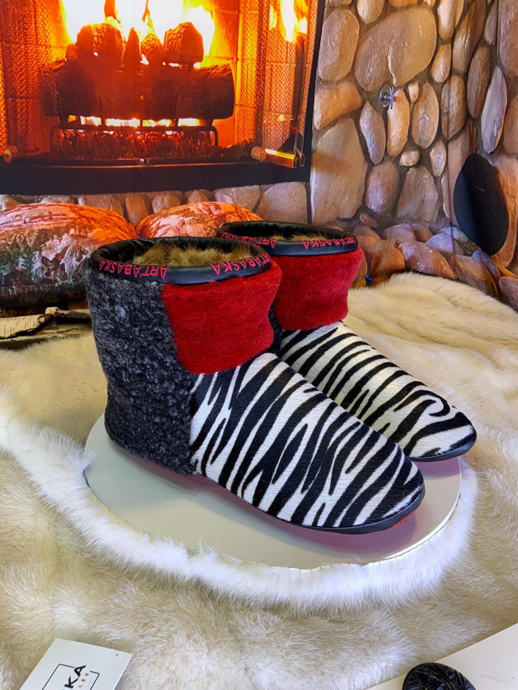Mocassins d’intérieur Charlotte 8 femme, cuir recyclé imprimé zèbre, mouton rouge et charcoal, faits à la main au Québec 🦓❤️