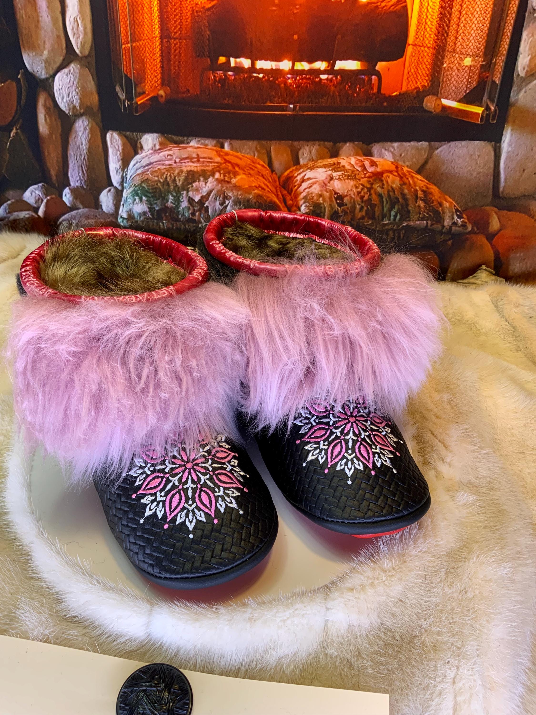 Mocassins d’intérieur Marcelle 9 femme, cuir italien chevron brodé mandala rose et blanc, faits à la main au Québec ✨🌸💕