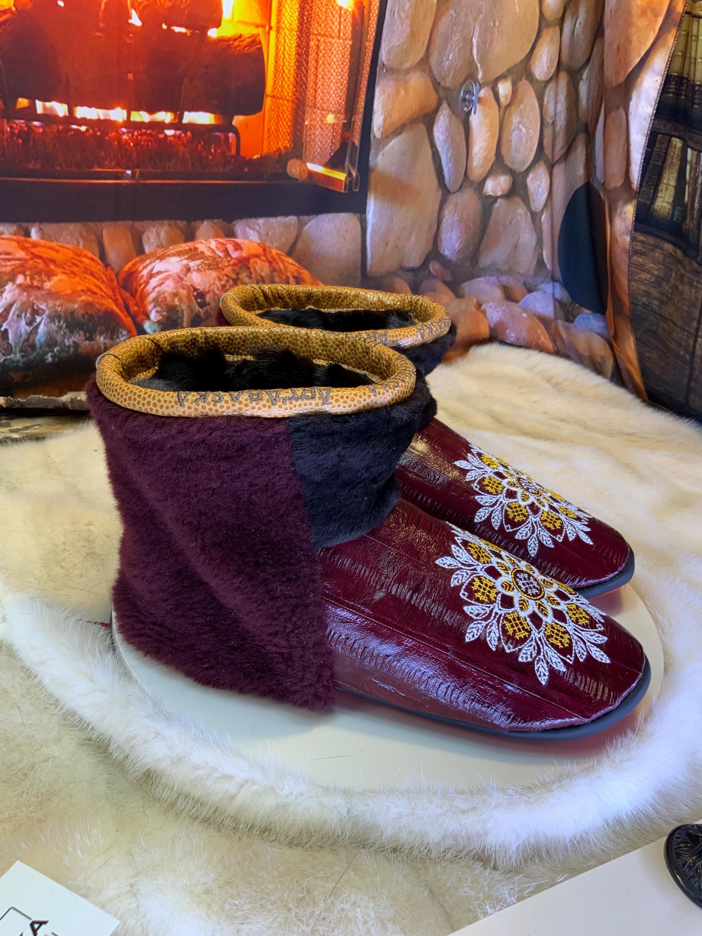 Mocassins d’intérieur Blanche – 8 femme – cuir d’anguille bourgogne brodé mandala blanc-or, fourrure recyclée & semelle rouge, faits à la main au Québec ✨🤍