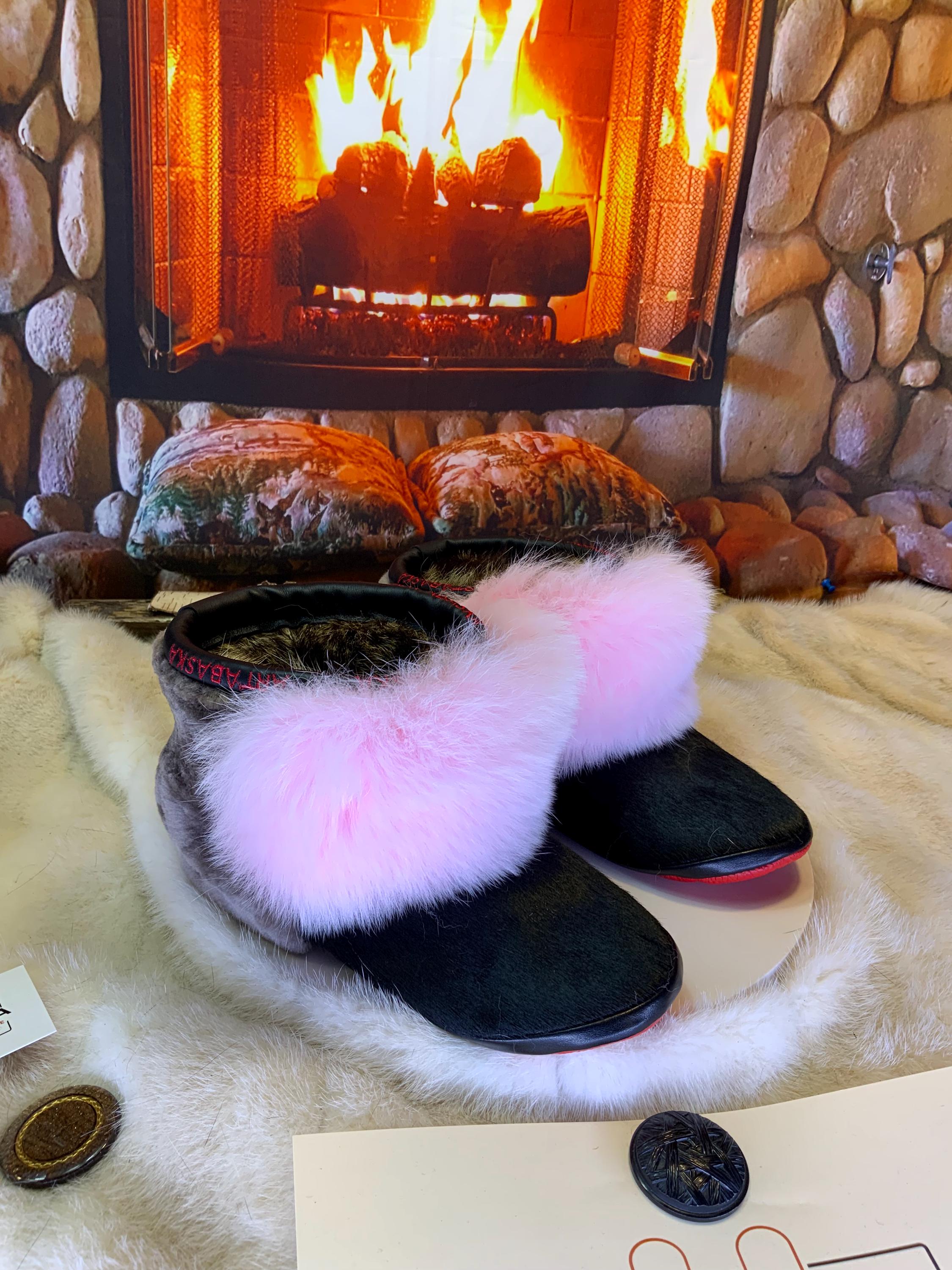 Mocassins d’intérieur Jacqueline – 6 femme – cuir de vache noire recyclée, renard rose rare & mouton charcoal, semelle rouge, faits à la main au Québec ✨🖤💗❤️