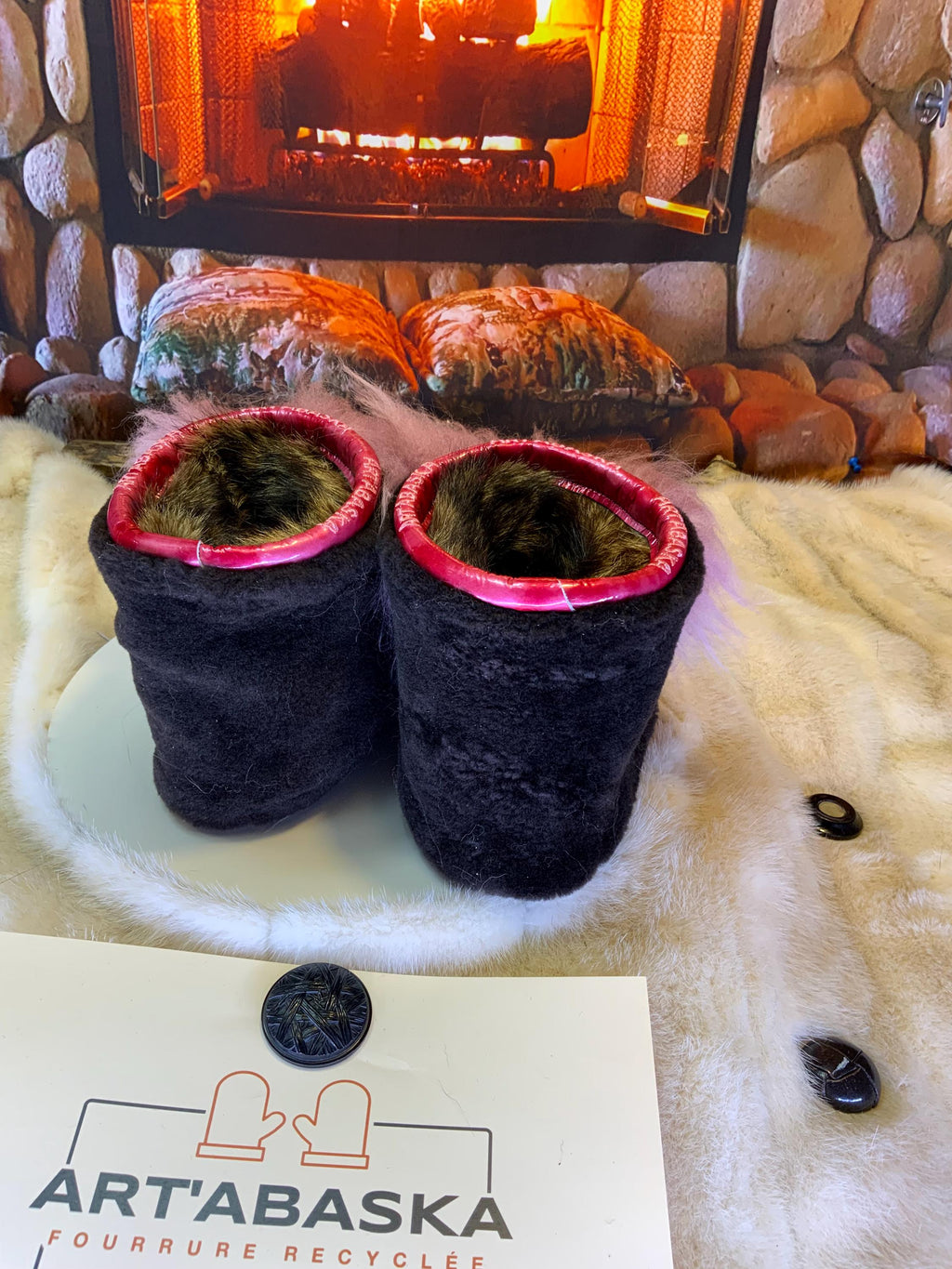 Mocassins d’intérieur Ursula – 7 femme – cuir crocodile bourgogne brodé mandala rose-or, fourrure recyclée & semelle brune, pièce unique faite à la main au Québec ✨🌸