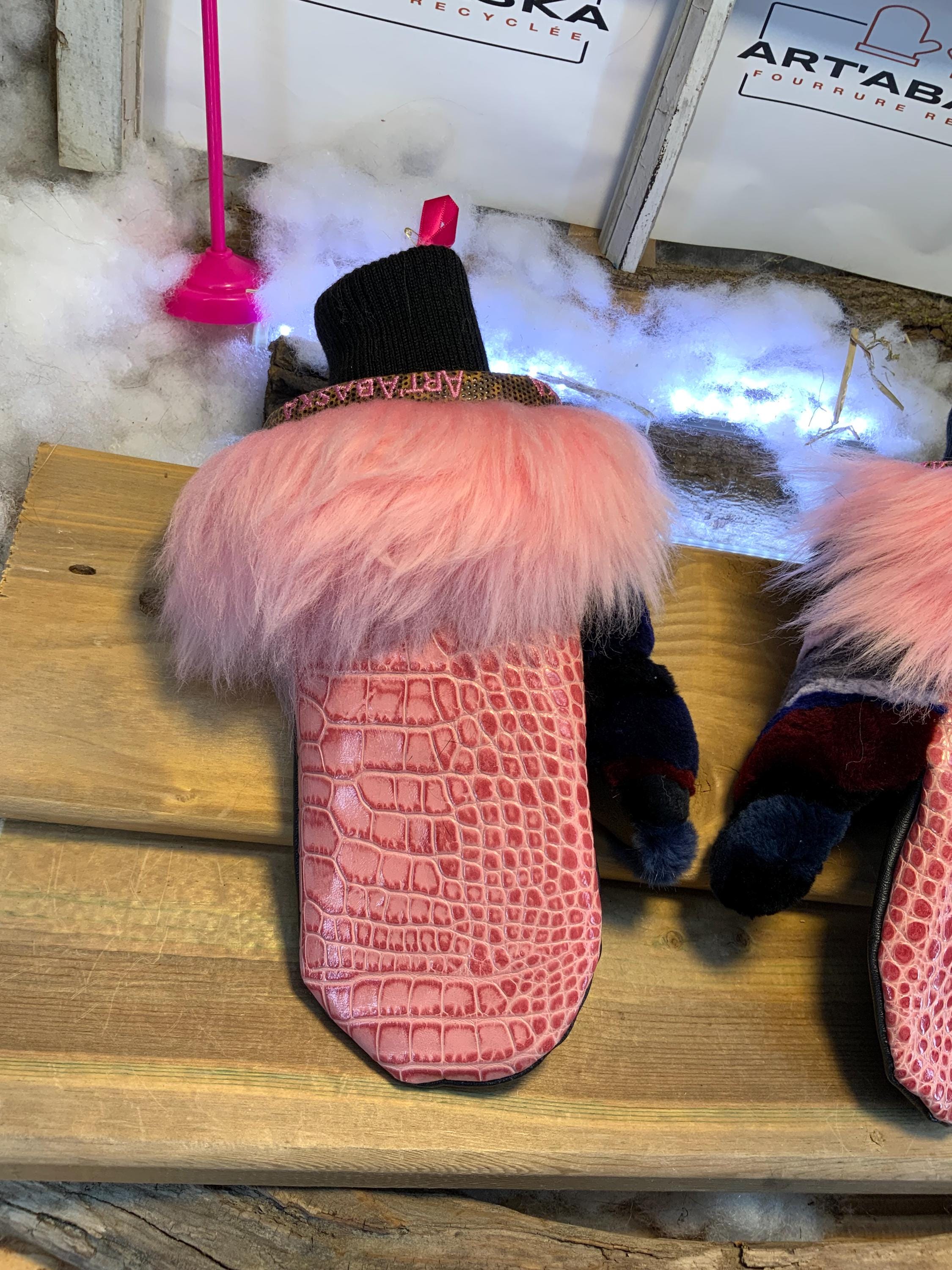 Mitaines de ville Berthe faites à la main au Québec en fourrure recyclée patchwork avec cuir texturé rose grandeur Large