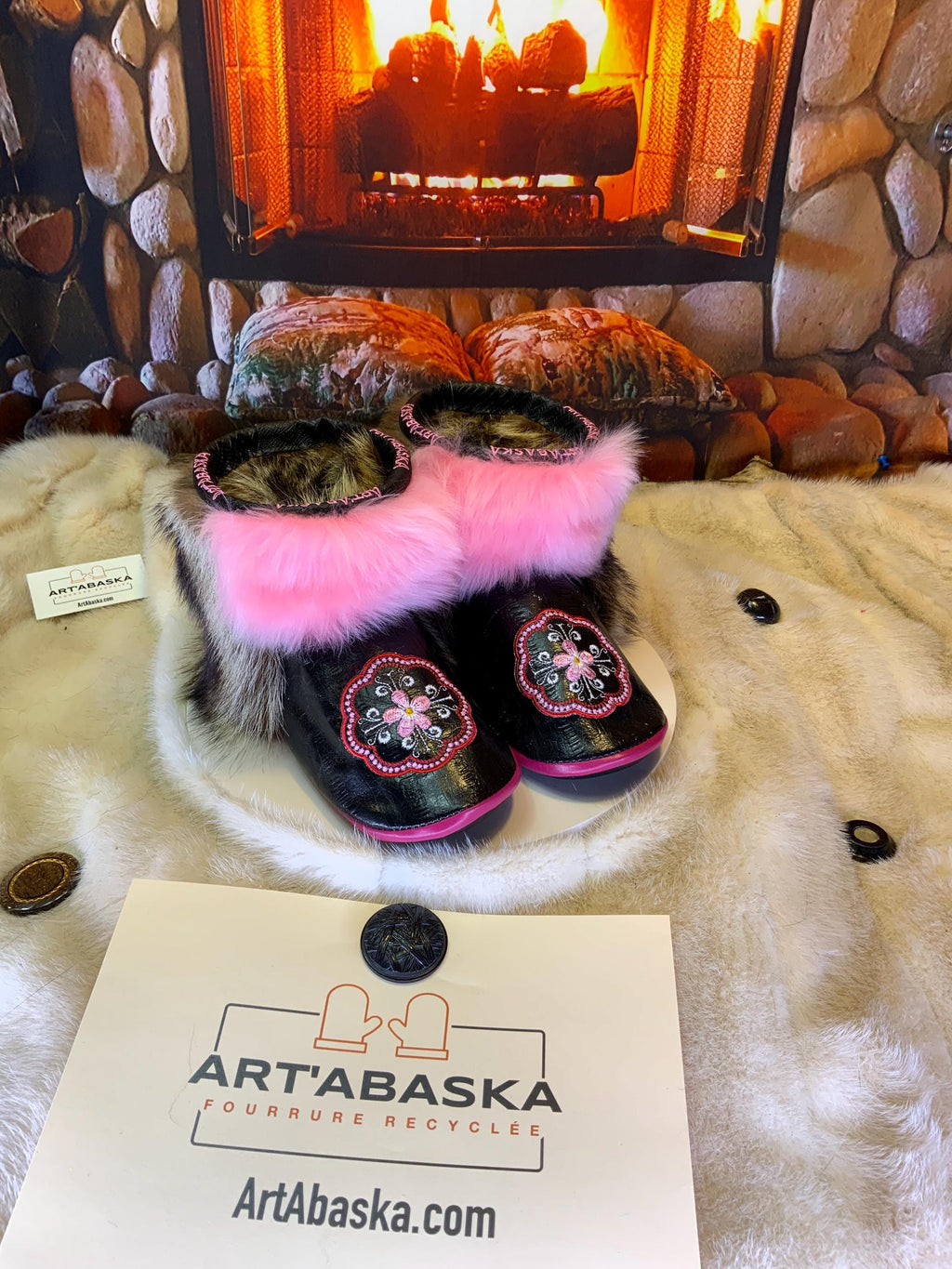 Mocassins d’intérieur Aline pour femme 8 en cuir d’anguille noir brodé mandala rose, mouton naturel rose vif et raton brun naturel recyclé – faits à la main au Québec, respirants, confort de luxe, pièce unique Art’Abaska 💕✨