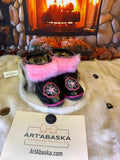 Mocassins d’intérieur Aline pour femme 8 en cuir d’anguille noir brodé mandala rose, mouton naturel rose vif et raton brun naturel recyclé – faits à la main au Québec, respirants, confort de luxe, pièce unique Art’Abaska 💕✨