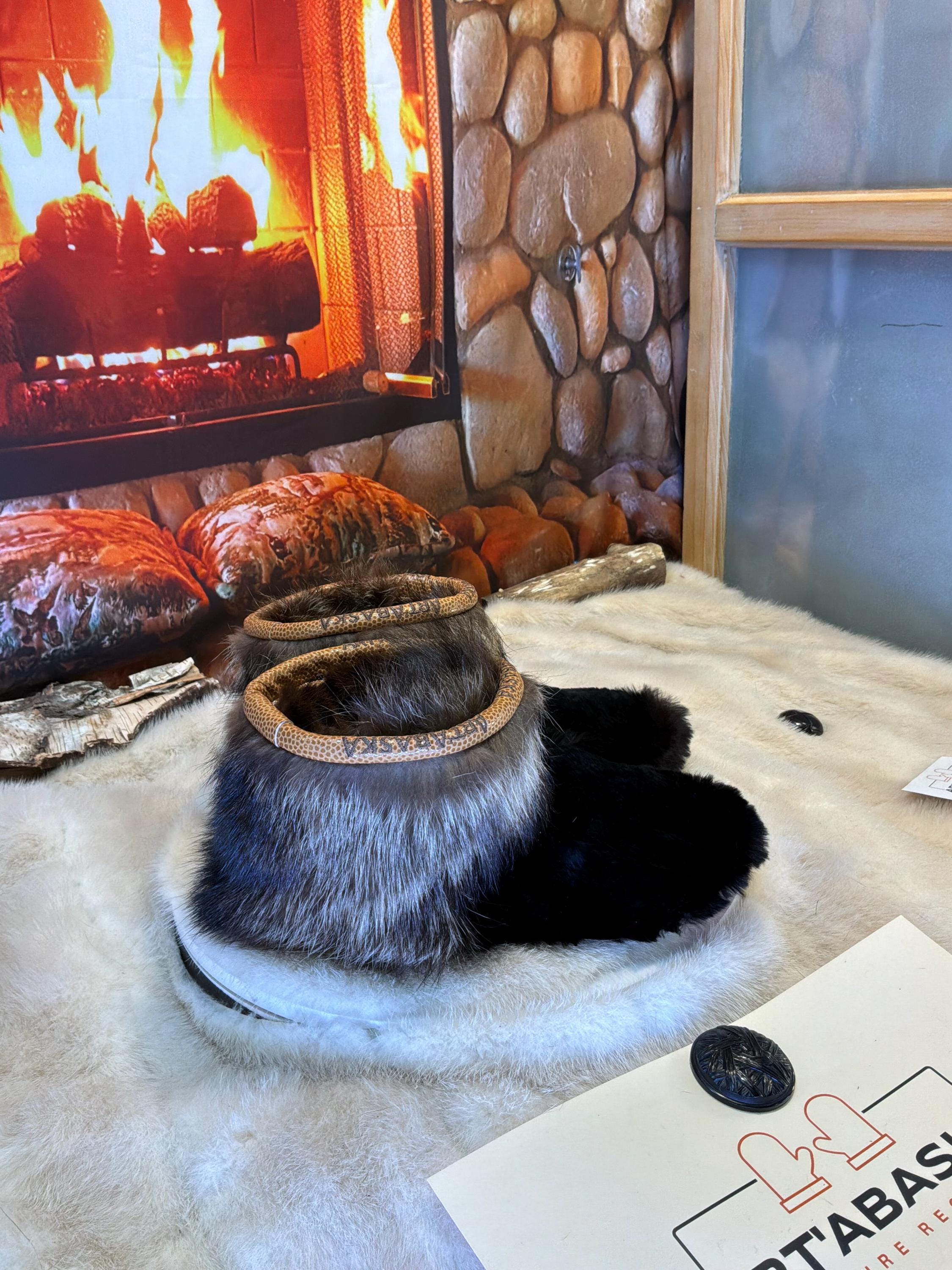 Mocassins d’intérieur Alphonsines – 5 femme – semelle brun orangé brûlé avec contour rouge vif, édition tout fourrure unique ✨🤎