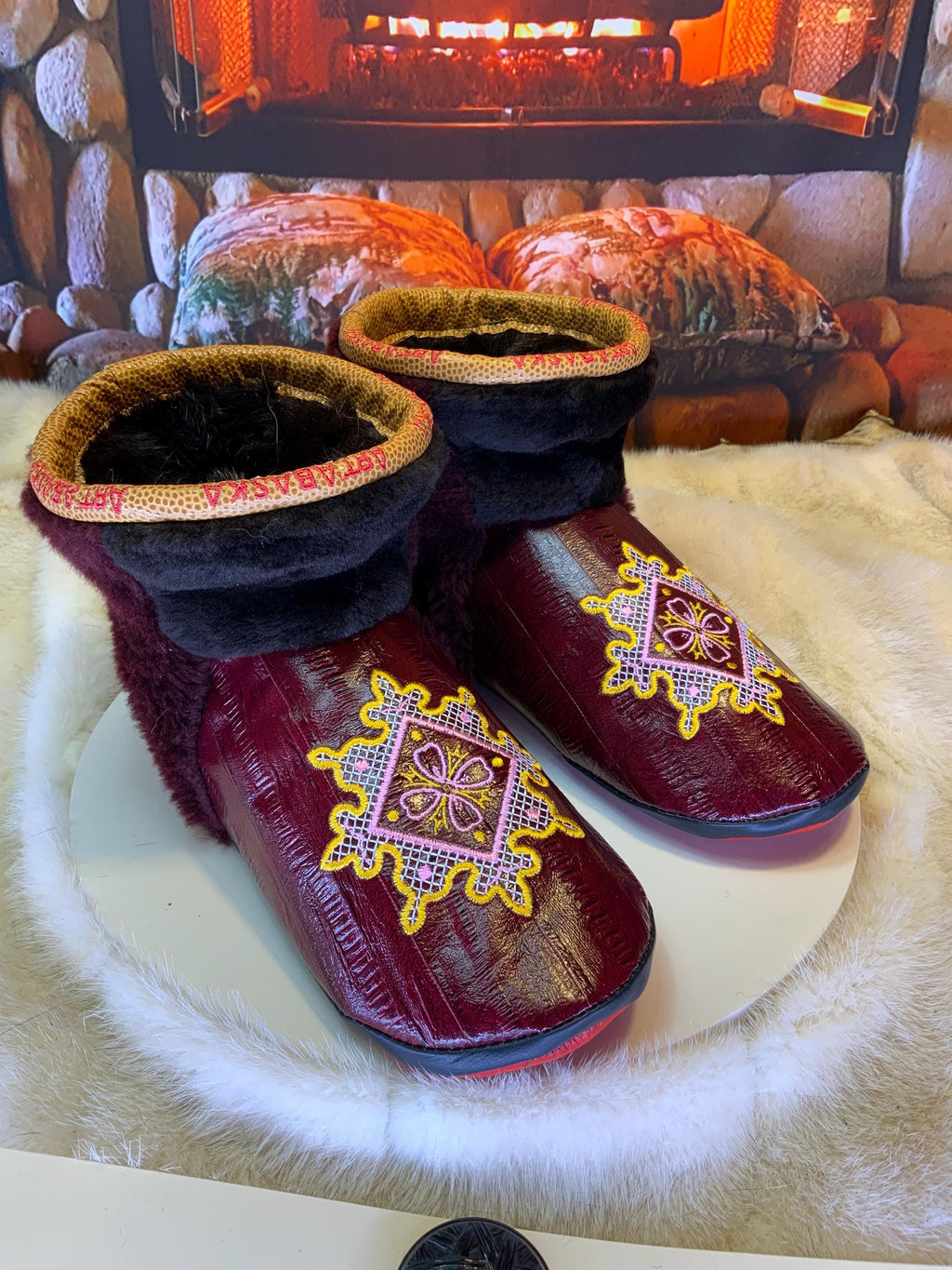 Mocassins d’intérieur Lorraine – 8 femme – cuir d’anguille brodé mandala, fourrure recyclée & semelle rouge, pièce unique faite à la main au Québec ✨🌸❤️