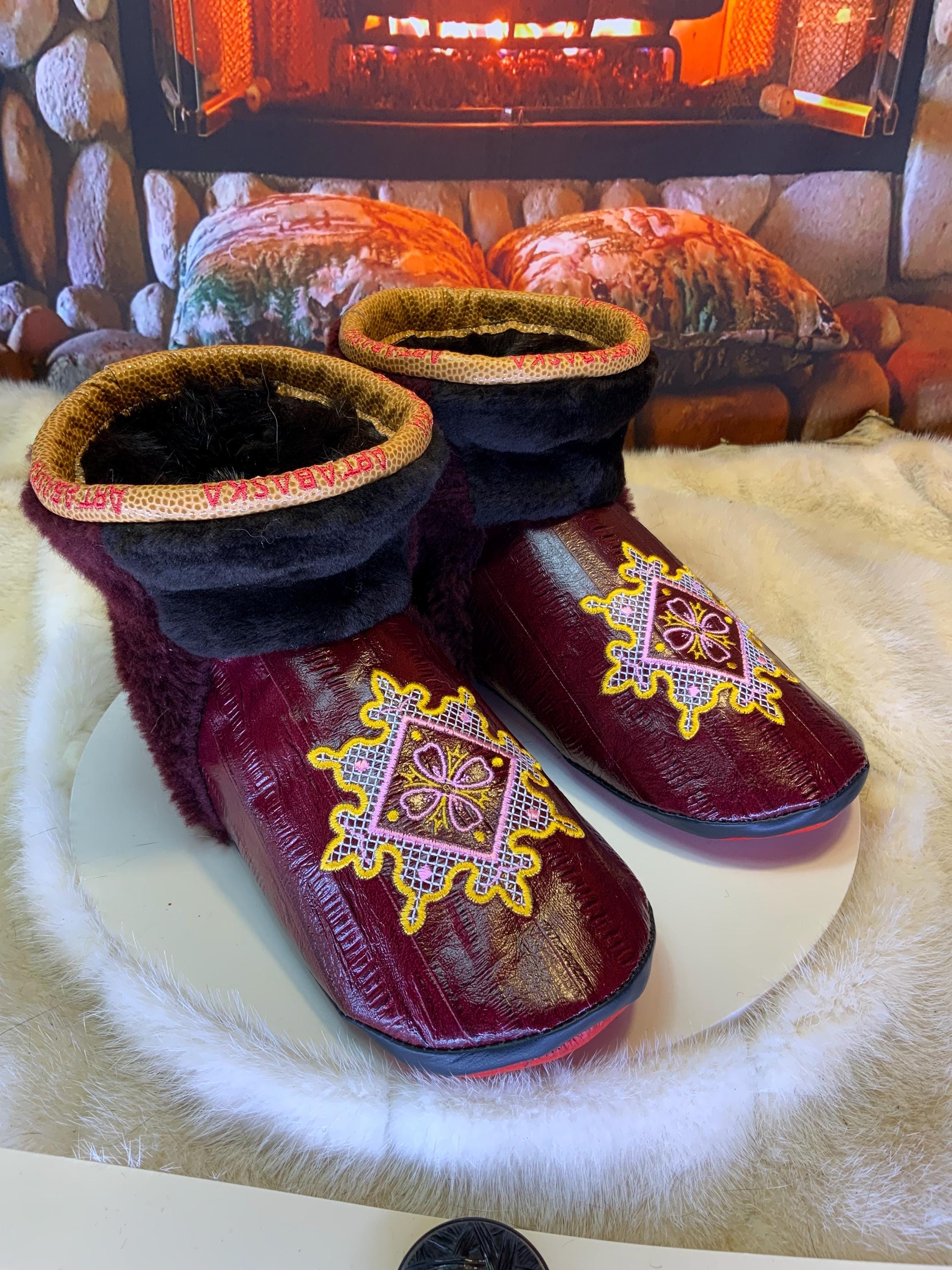 Mocassins d’intérieur Lorraine – 8 femme – cuir d’anguille brodé mandala, fourrure recyclée & semelle rouge, pièce unique faite à la main au Québec ✨🌸❤️