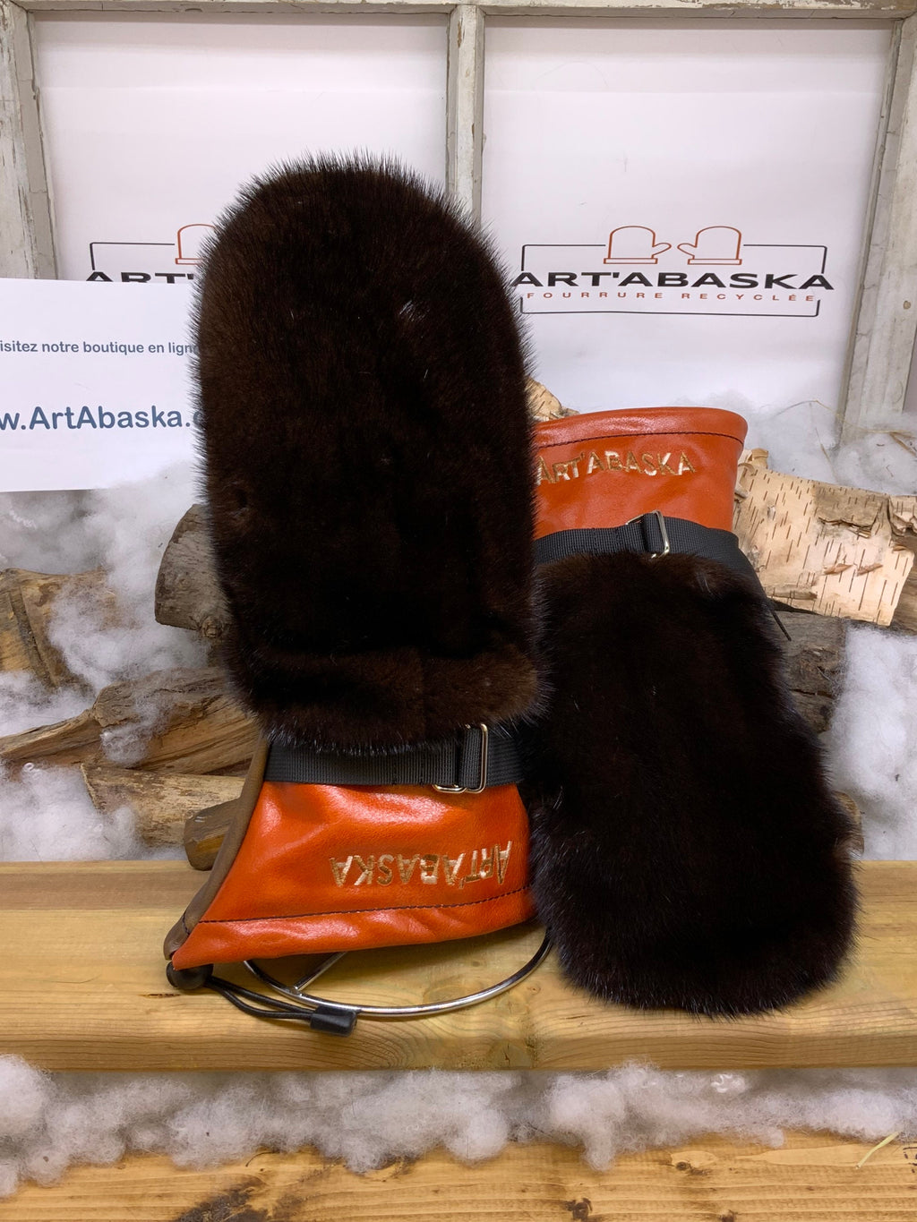 Mitaines Les Claudie – Médium, vison brun & cuir orange vibrant, broderie ArtAbaska, fait à la main au Québec, pièce unique