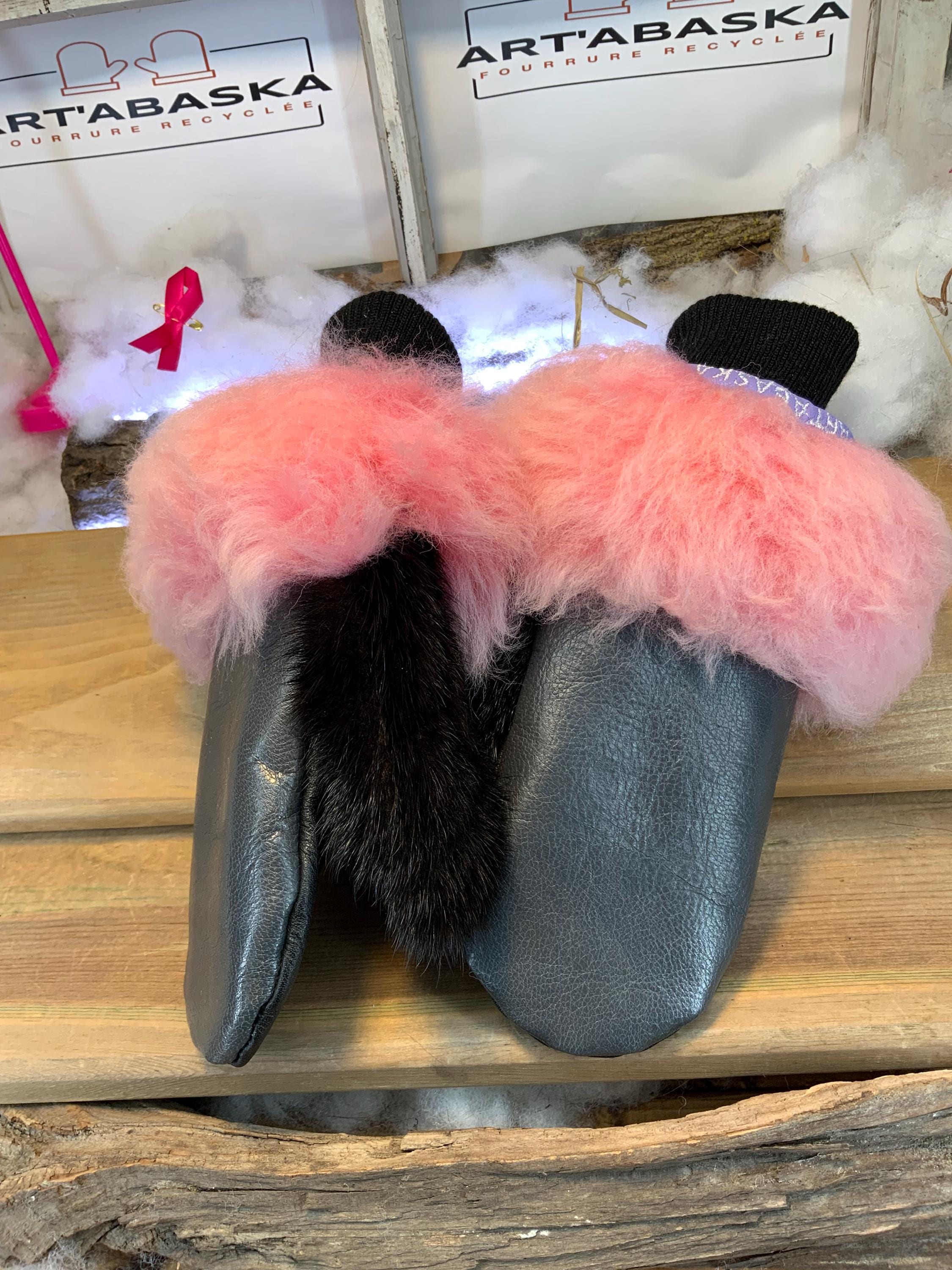 Mitaines de ville Viviane, Medium en cuir italien recyclé et fourrure recyclée rose, vison cousu en stris, pièce unique faite main au Québec