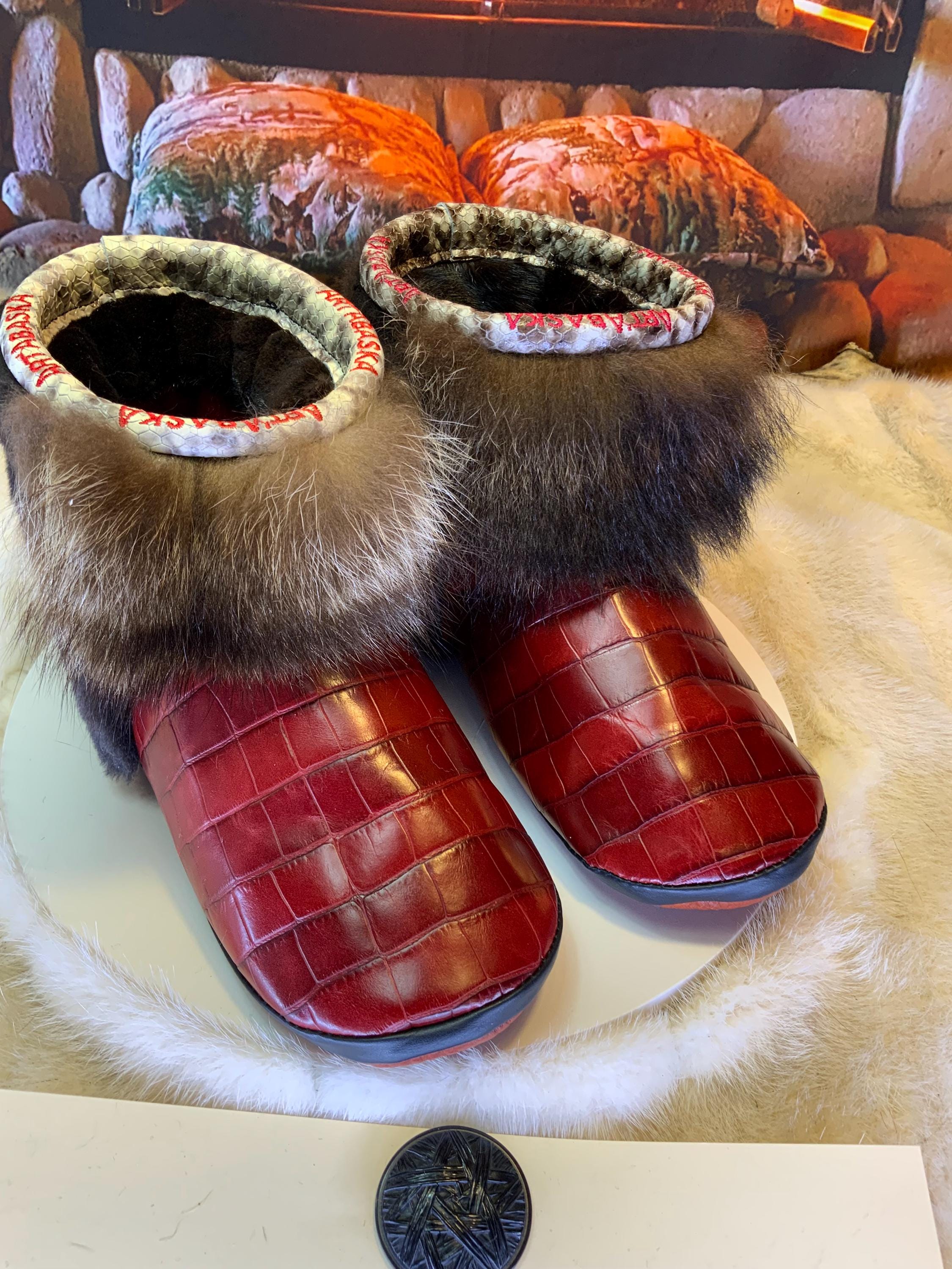 Mocassins d’intérieur Colette – 8 femme – cuir bourgogne imprimé crocodile, fourrure recyclée & semelle brune, pièce unique faite à la main au Québec ✨