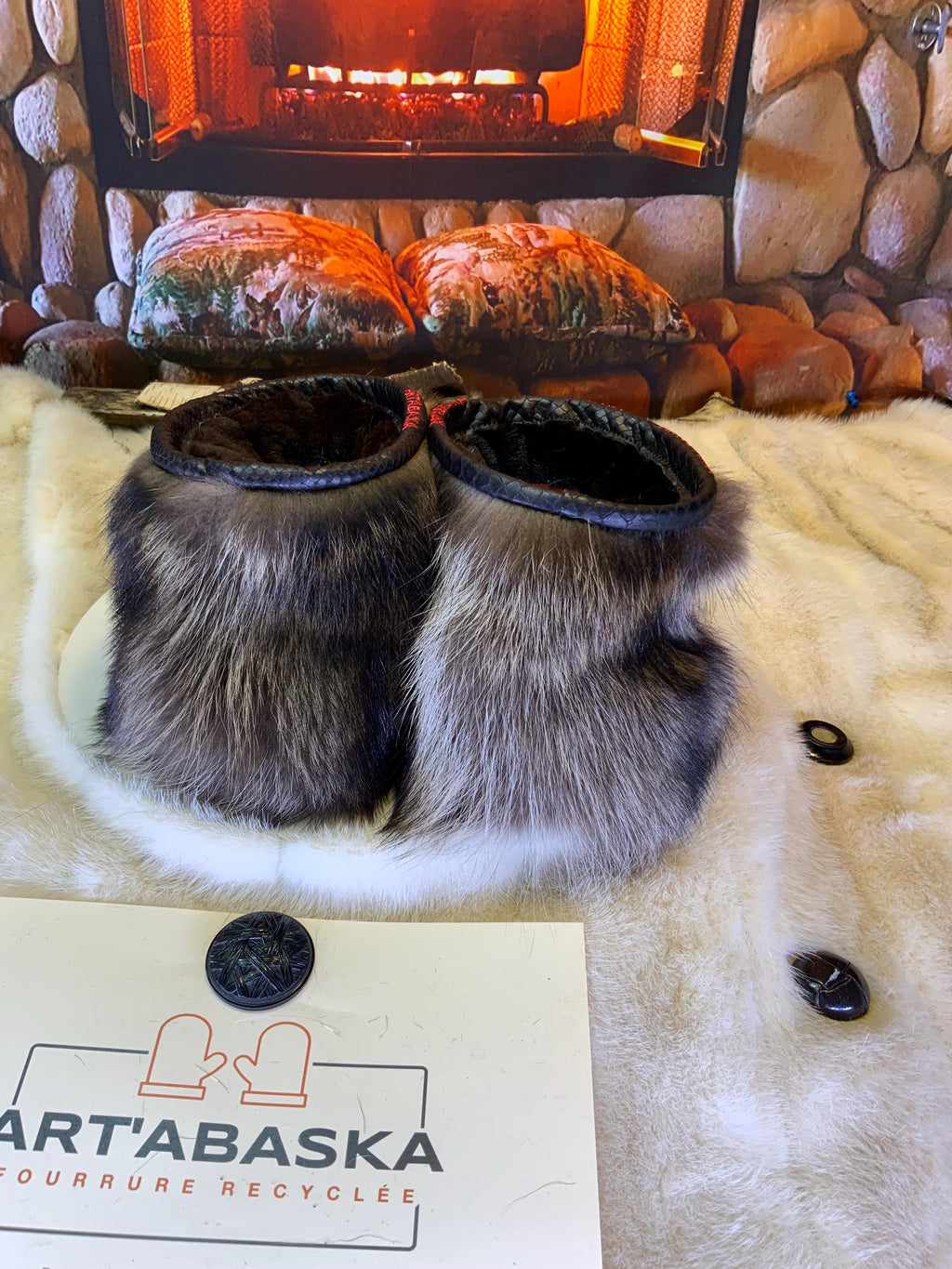 Mocassins d’intérieur homme 10 Les Thérèse – tout fourrure recyclée vison brun et raton – semelle rouge – fait à la main Québec