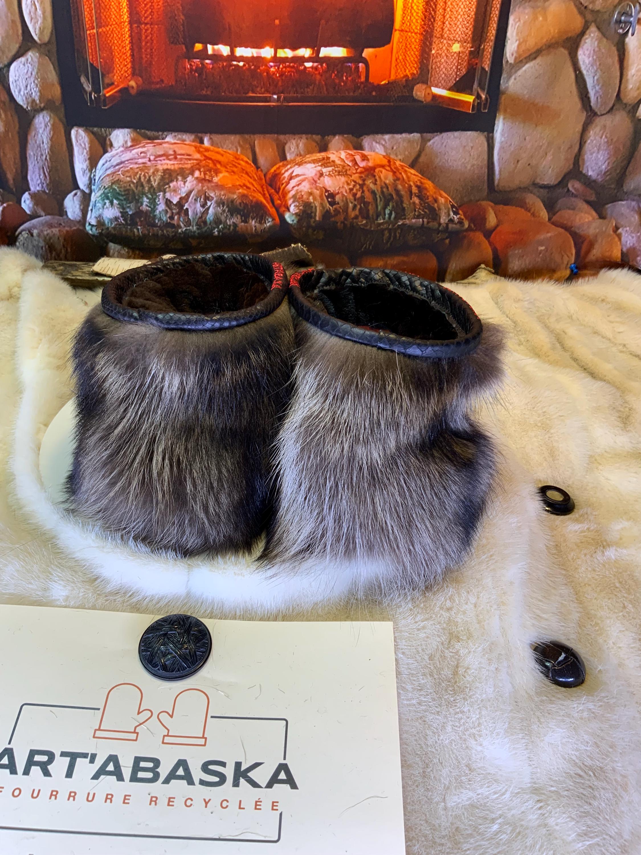 Mocassins d’intérieur homme 10 Les Thérèse – tout fourrure recyclée vison brun et raton – semelle rouge – fait à la main Québec