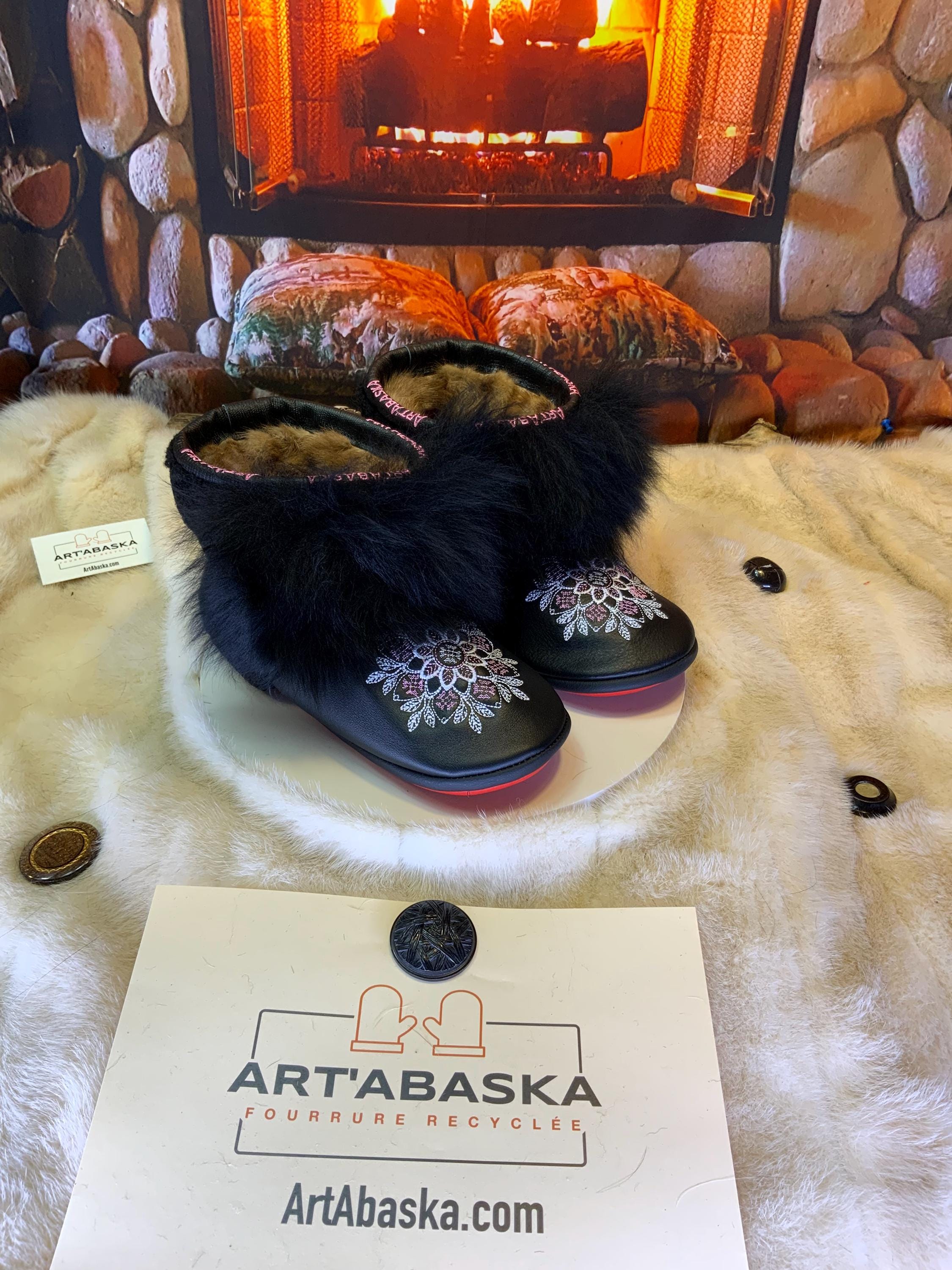 Mocassins d’intérieur Les Odette – 10 femme – cuir noir mandala brodé rose blanc & mouton recyclé, pièce unique Québec artisanal