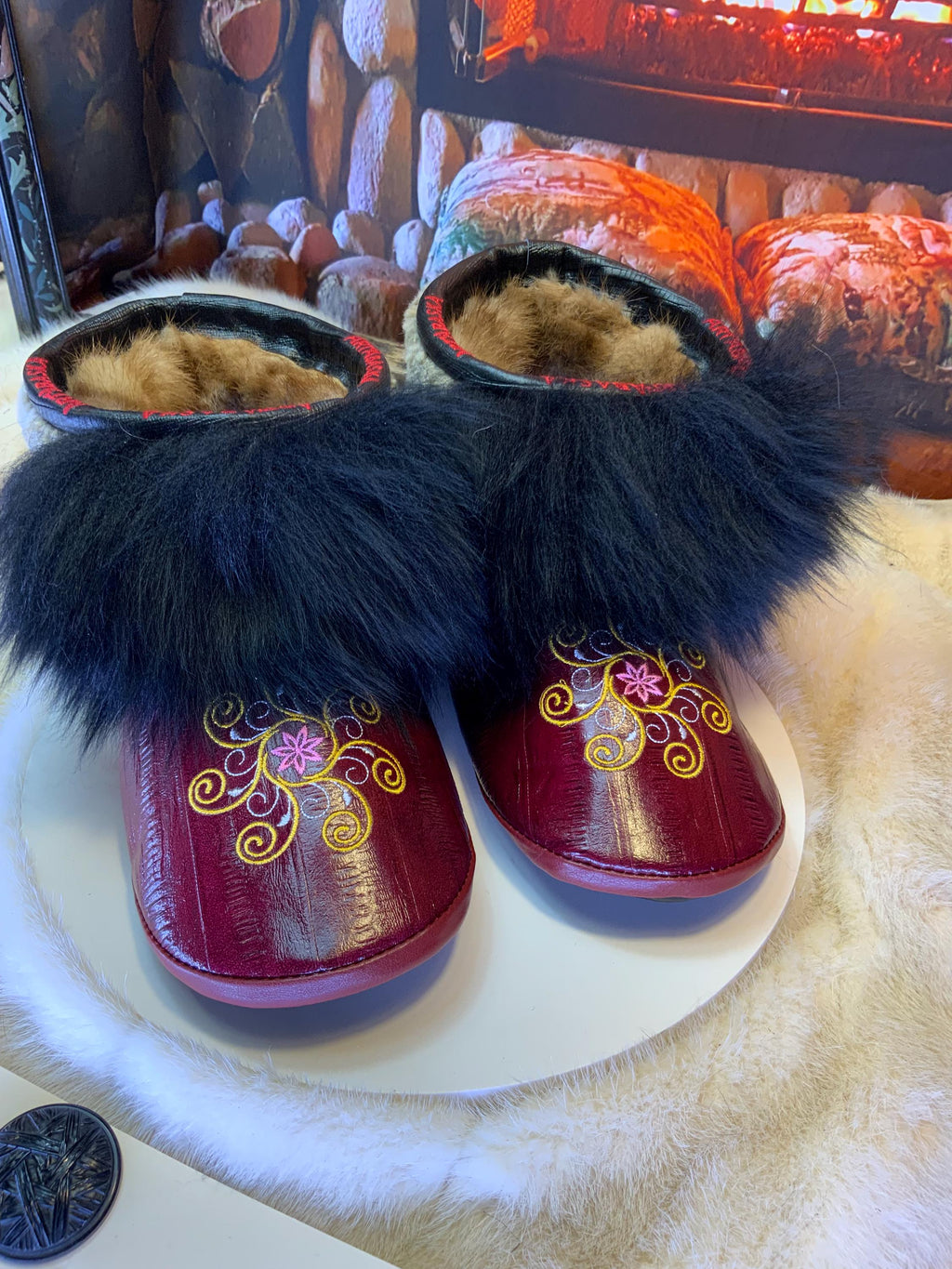 Mocassins d’intérieur Les Pierrettes – 10 femme – cuir d’anguille bourgogne brodé mandala & mouton recyclé – Québec artisanal