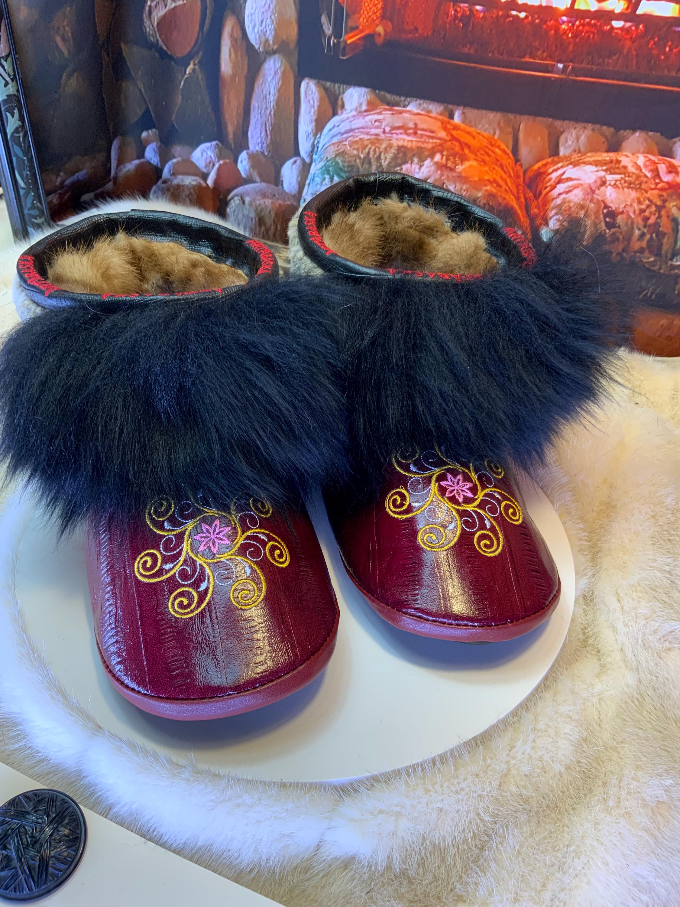 Mocassins d’intérieur Les Pierrettes – 10 femme – cuir d’anguille bourgogne brodé mandala & mouton recyclé – Québec artisanal