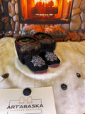 Mocassins d’intérieur Odette 9 femme, cuir suède brodé mandala blanc et rose, fourrure recyclée, faits à la main au Québec ✨🌸❤️